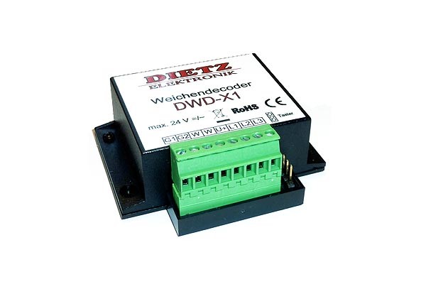 Für unseren Universal- und Weichendecoder DWD-X1 haben wir ein Software-Update gemacht. Speziell für die Verwendung mit LGB Flügelsignalen. Über zwei Reedkontakte im Gleis wird der Decoder so angesteuert dass sich das Signal fahrtrichtungsabhängig für eine bestimmte, einstellbare Zeit öffnet und danach automatisch wieder schließt. Damit lässt sich auf eingleisigen Strecken ein optisch vorbildgerechter Betrieb realisieren ohne dass irgendein manuelle Eingriff notwendig ist. Der Zug schaltet sich über einen Magneten an der Lokunterseite seine Fahrt selbständig frei. Zusätzlich kann das Signal aber auch noch jederzeit per DCC-Weichenbefehl auch manuell angesteuert werden.