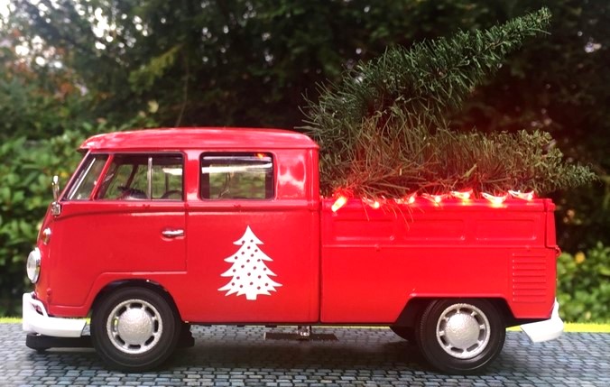 VW T1 Modell Doppelkabine mit Pritsche. Beladen fr das Weihnachtsfest mit Tannenbumen und eine Girlande ziert die Ladeflche. 