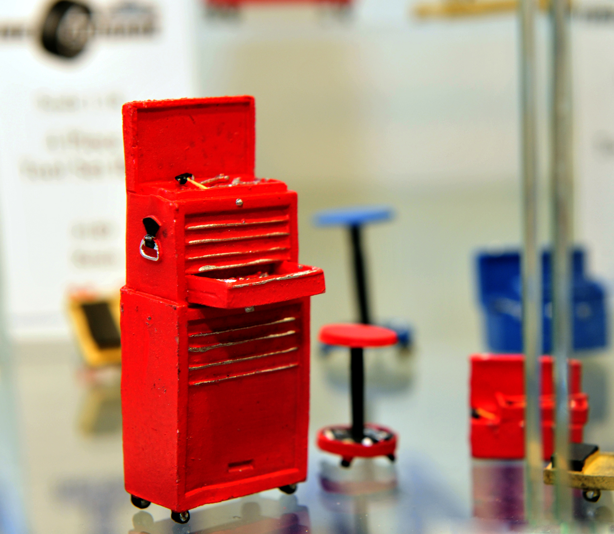 Das Bild links stammt von der Ausstellung auf der Spielwarenmesse 2020 auf dem Stand von M&D International. Hier haben wir den roten Werkzeugschrank in Originalausfhrung abgelichtet.