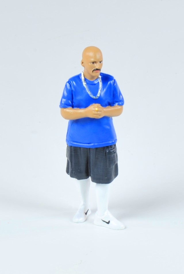 American Diorama - Hanging Out 3 - AmD 25403 - Ulas - Ulas hat neben dem blauen Shirt eine weite graue Sporthose an. Die wei�en St�tzstr�mpfe passen perfekt zu den wei�en NIKE Sportschuhen. Glatze, Oberlippenbart und die "fette" Halskette machen den Typ besonders cool. 