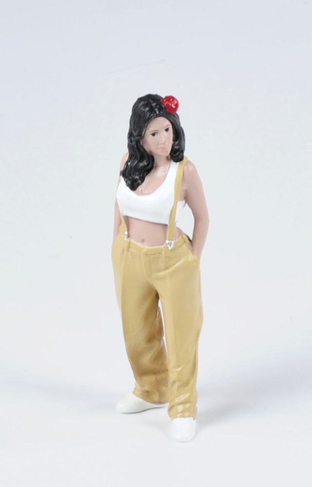 American Diorama - Hanging Out 3 - AmD 25404 - Francis -Zur beigen, legeren Hose mit Tr�gern hat Francis ein wei�es Top und wei�te Schuhe an. Die schwarzen Haare ziert eine rote Rose und verst�rkt das sch�ne Gesicht. Die H�nde sind in den Taschen eingesteckt. 