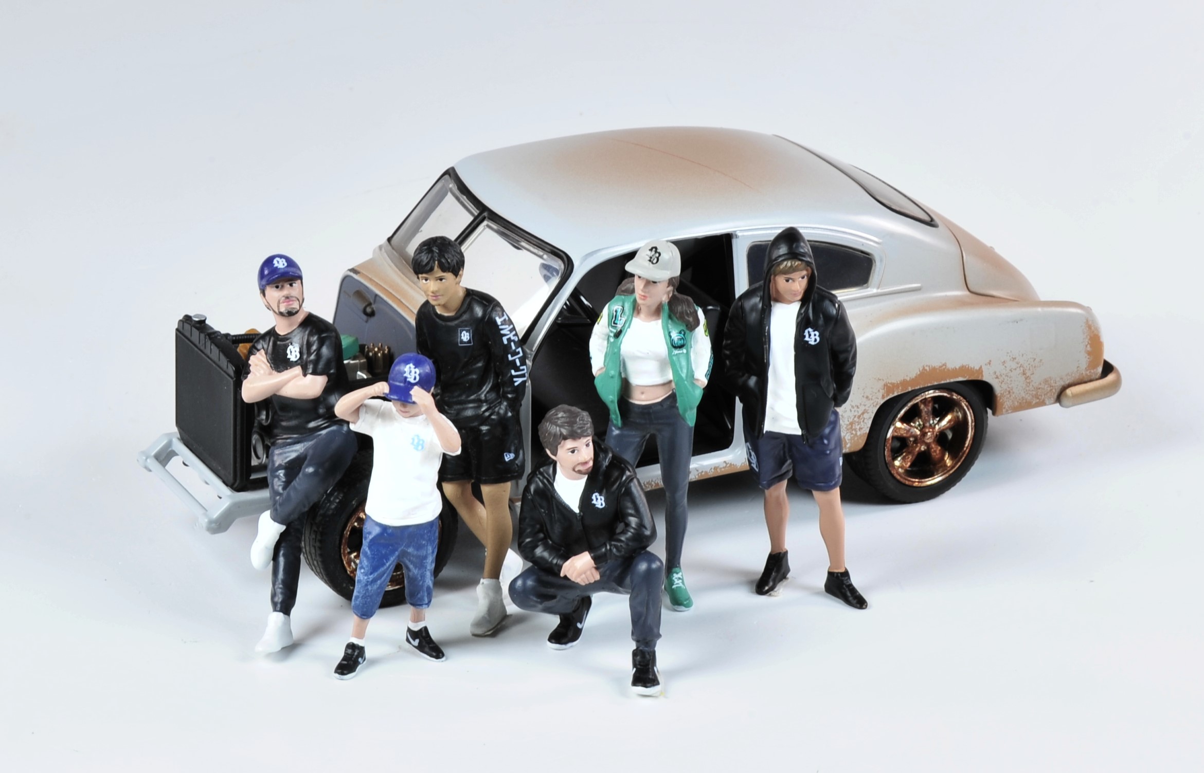 Der �Slammed�-Look im JDM-Stil (Japanese Domestic Market) ist ein aggressiver Trend beim Fahrzeugtuning. Dabei wird die Karosserie extrem tiefer gelegt und die R�der werden nach au�en versetzt, um den Spalt zwischen Reifen und Kotfl�gel zu eliminieren. Diese �sthetik verbindet vom Motorsport inspirierte Performance mit individueller, rollender Kunst. Es macht riesigen Spa�, und der Besitzer genie�t das Fahrzeug in vollen Z�gen � genau darum geht es! (KI von Google). 
