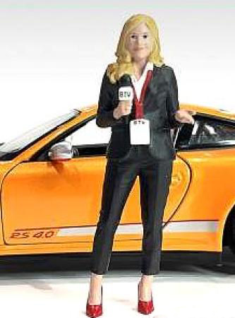 American Diorama - Art. Nr. 24401 "on air" Frau  "Alina" Im schwarzen Anzug mit weißer Bluse hat die blonde Reporterin Ihre Akkreditierung und  das Mikrofon bereit für die Reportage.