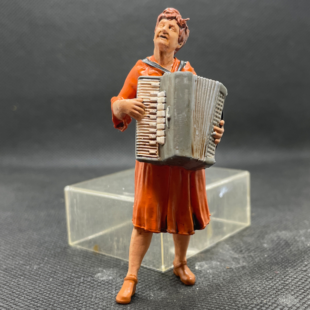 Figur: Annelie. Die Dame im Sechstett spiel Schifferklavir - genannt Quetschn - und singt herrlich!
