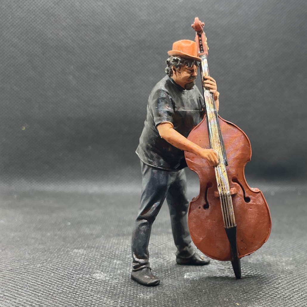 Figur: Matze. Er zupft die Seiten am Bass für das Sechstet.