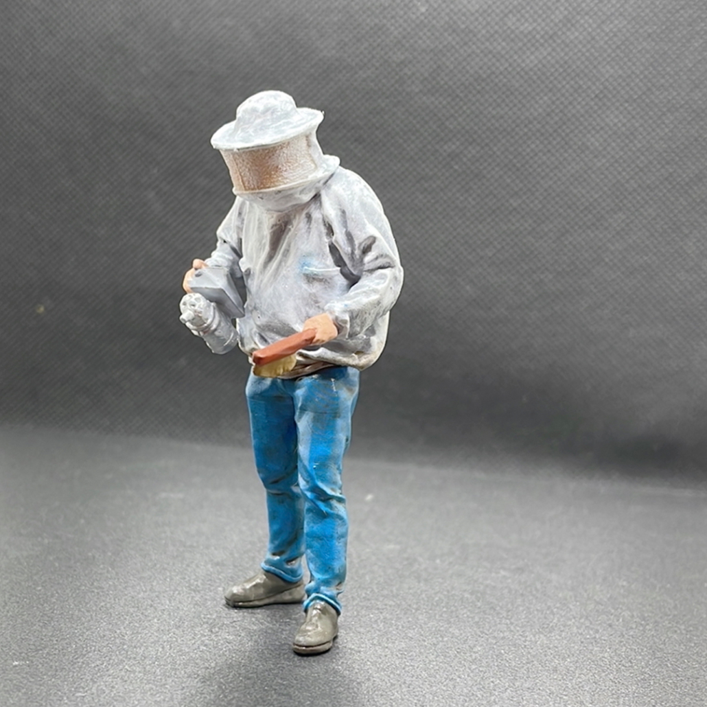 Figur Imker: Mit Anzug und Gesichtsschutz, Besen und Rauchflasche.