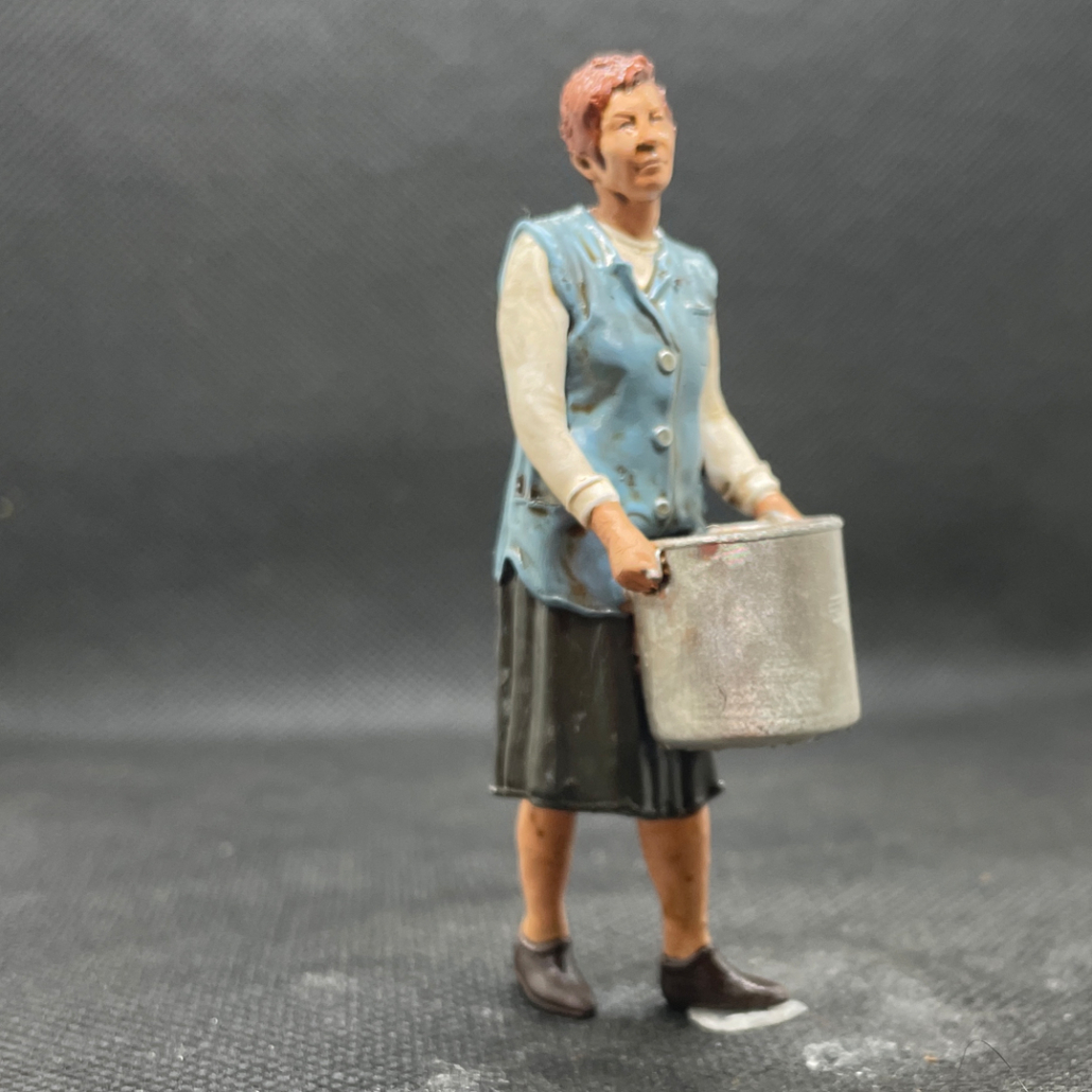 Figur: Petra - Wer da wohl Modell gestanden war? In jedem Fall die Wirtin mit dem großen Klößtopf