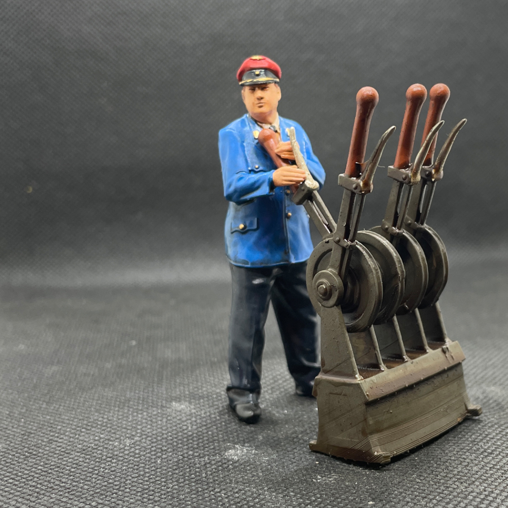 Figur: Stellwerk mit Stellwerker - Passt in das Gebäude Stellwerk oder den Anbau an den Kleinbahnhof.