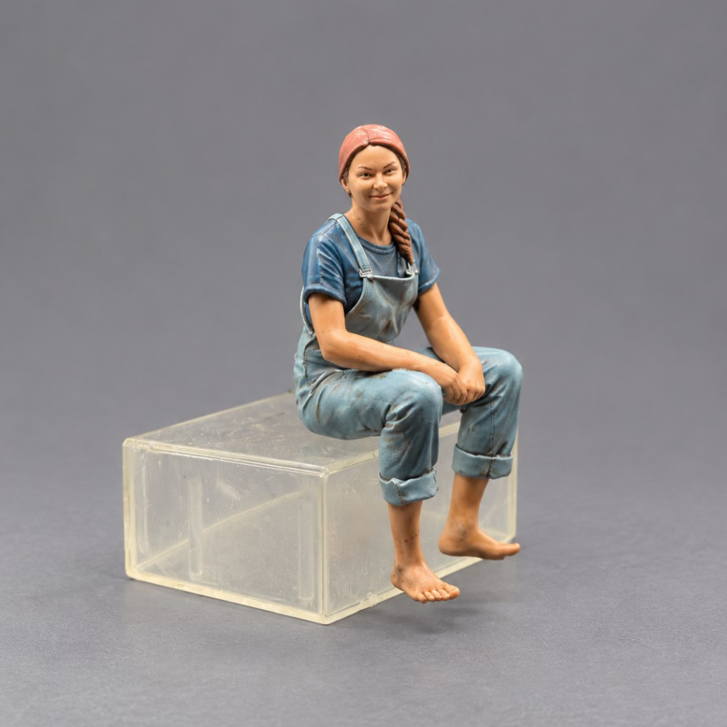 "Die h�bsche" - sitzende Figur in blauer Latzhose. Passt auch an den Badesteg oder den Teich. 