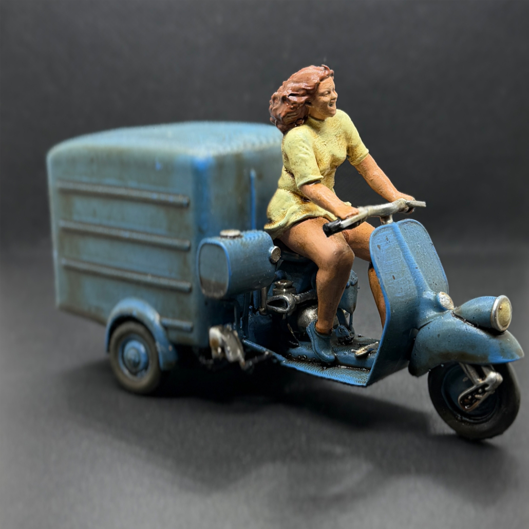 Zum 80j�hrigen Jubil�um von VESPA hat Volker Bauer eine Liefervespa in Blau mit fr�hlicer "Italienerin" kreiert. 