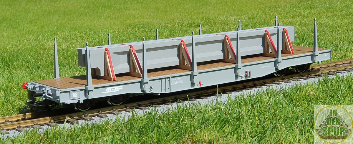 Bei "IN DER SPUR" wir wieder realistisch verladen: Neu im Sortiment sind realistisch gestaltete Betondeckenträger für Flach- und Niederbordwagen der Spur G.
