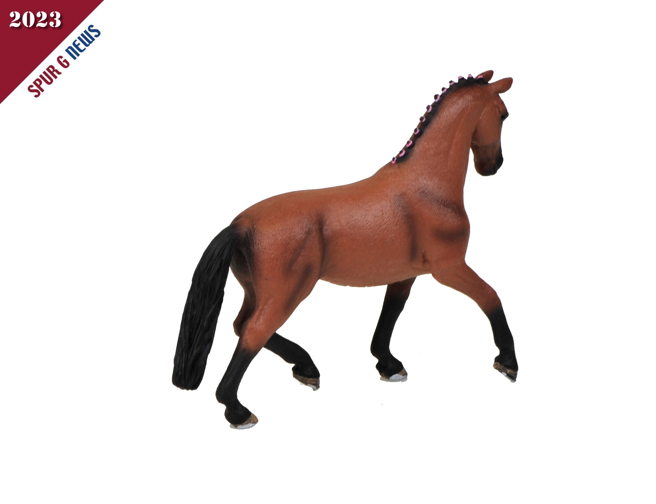 Auch die Rückseite des Pferdes mit der kurz gebundenen Mähne mit den rosa Bindern macht eine gute Figur. 