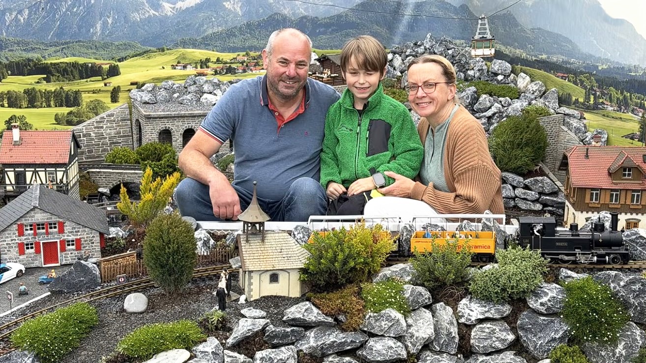 Anlagenportrait Familie Kaspers: Bereits 1972 hatte Boris Kaspers die ersten Berührungspunkte mit LGB – wohlgemerkt war er zu dieser Zeit noch ein Baby. Doch das hinderte den großen Bruder nicht daran, ihn auf einen Waggon zu legen und mit der Stainz ein paar Runden durch den Garten zu fahren. Heute hat Boris Kaspers im Garten eine großartige und vor allem aufwendig gestaltete LGB Anlage nach Schweizer Vorbild.