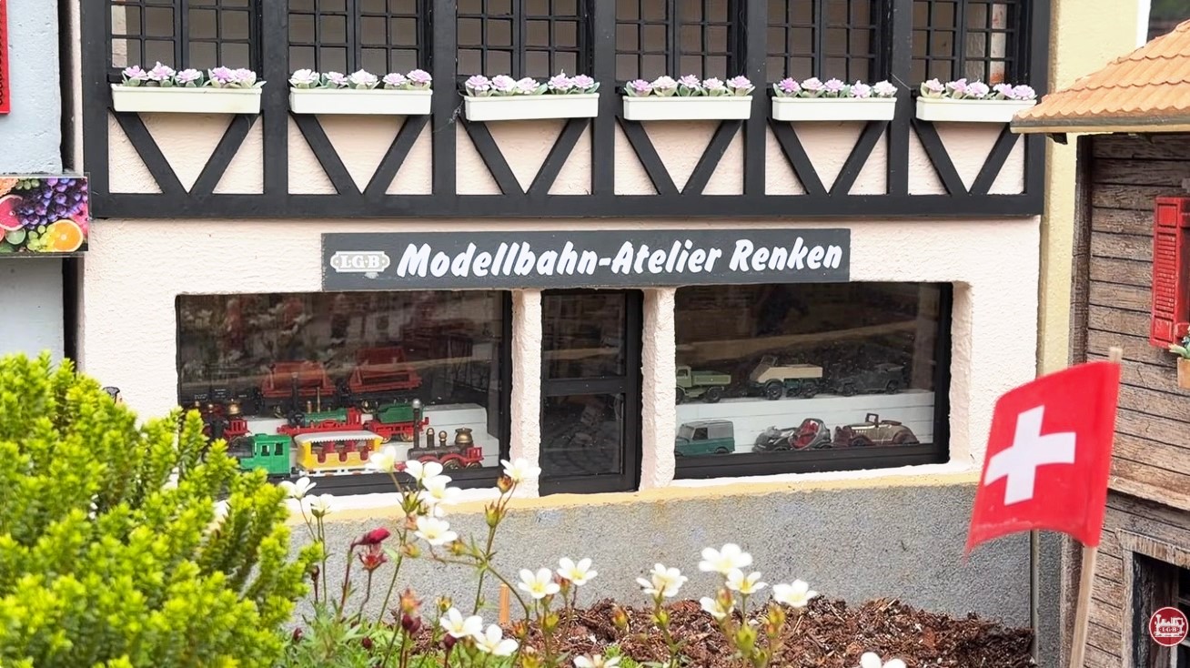 Es sind die Details und die Ausstattung auf der Anlage von Familie Kaspers die hier im Film gezeigt werden. Auch das Geschäft von Familie Meyer - Modellbahn-Atelier Renken wurde eingebaut. Kurzerhand einfach in die Schweiz "verpflanzt". Toll gemacht.