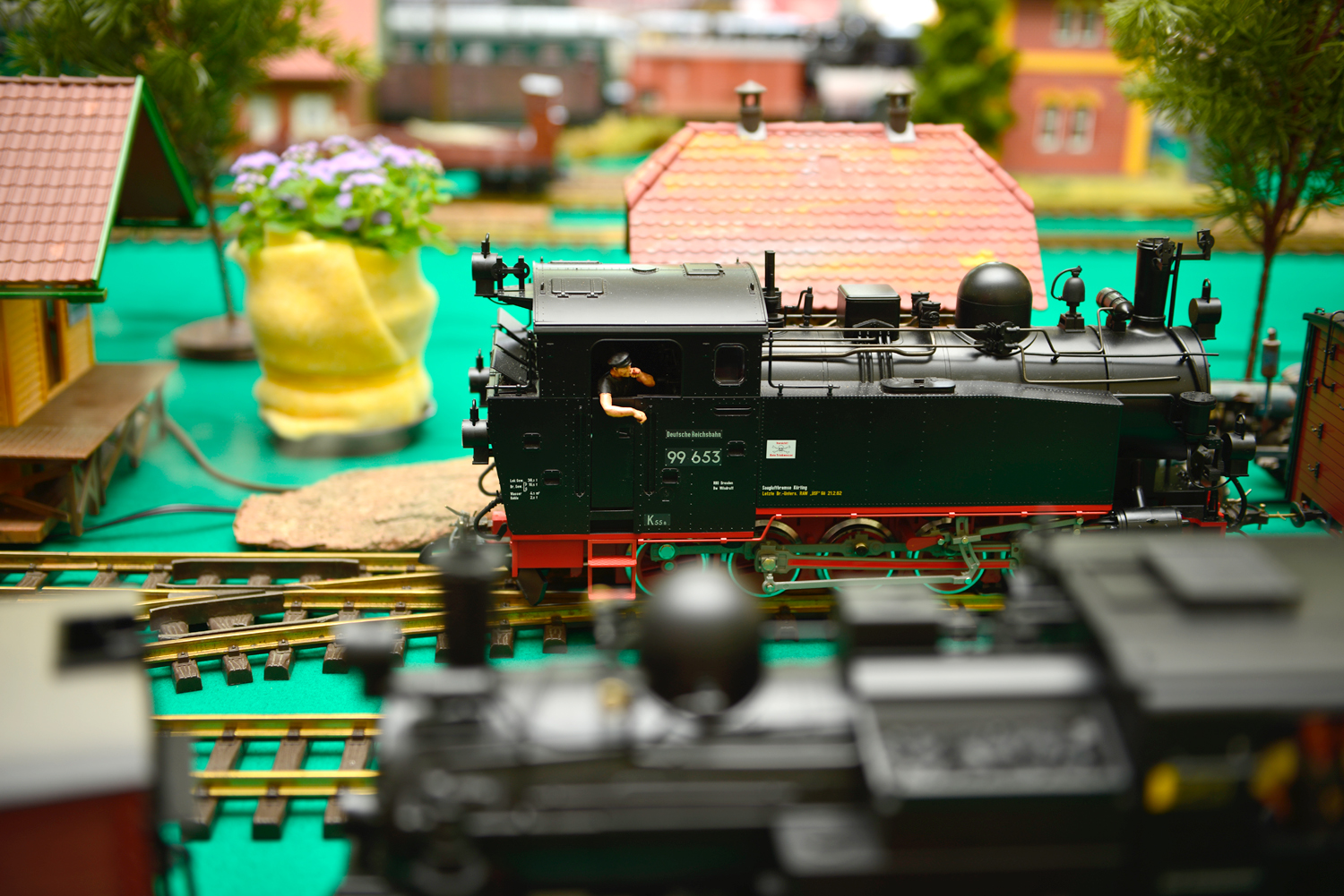Heute am zweiten Fahrtag auf der Gartenbahnausstellung haben wir uns den Figuren in den Zügen gewidmet. Auf dem Bild ist der Lokführer mit der Zigarre zu sehen der genüsslich "PAFFT" und die BR 99.6 - ehemalige VI K - über die Anlage mit dem Güterzug fährt. 