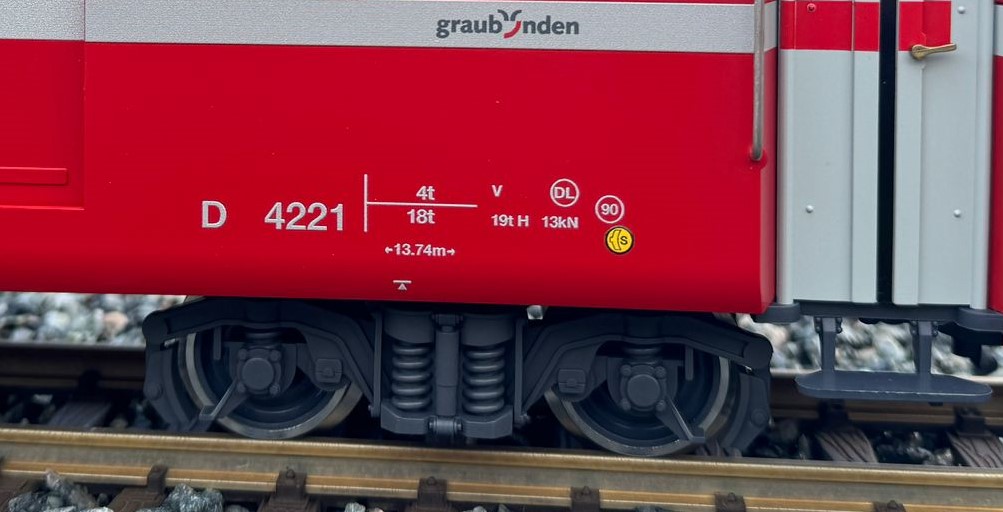 So sehen die Drehgestelle am ausgelieferten Wagen LGB 30693 aus. In der Mitte die beiden markanten Federpuffer wie sie auch bei den Glacier Express wagen eingebaut sind. Bemerkenswert auch die neue Farbe der Scheibenrder in "Grau". Es fehlen nur noch die Bremsmarkierungen. 