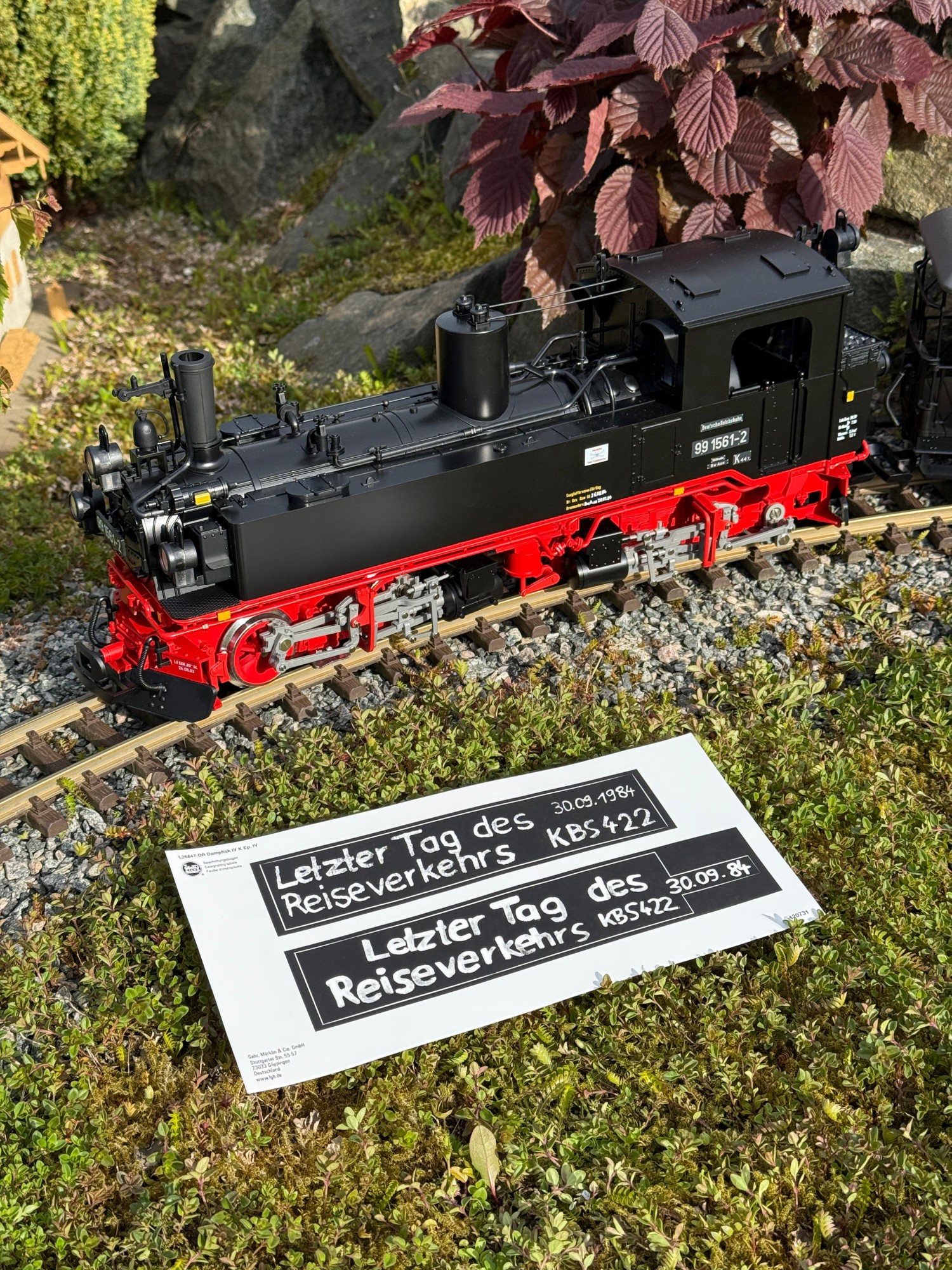 Neuheit 2025 von LGB: Art. Nr. 26847. Wie im Text im Neuheitenprospekt 2025 von LGB beschrieben liegen der Dampflok die Aufkleber mit der "Kreideschrift" "Letzter Tag des Reiseverkehrs" zum gestalten der Wasserkästen mit bei.