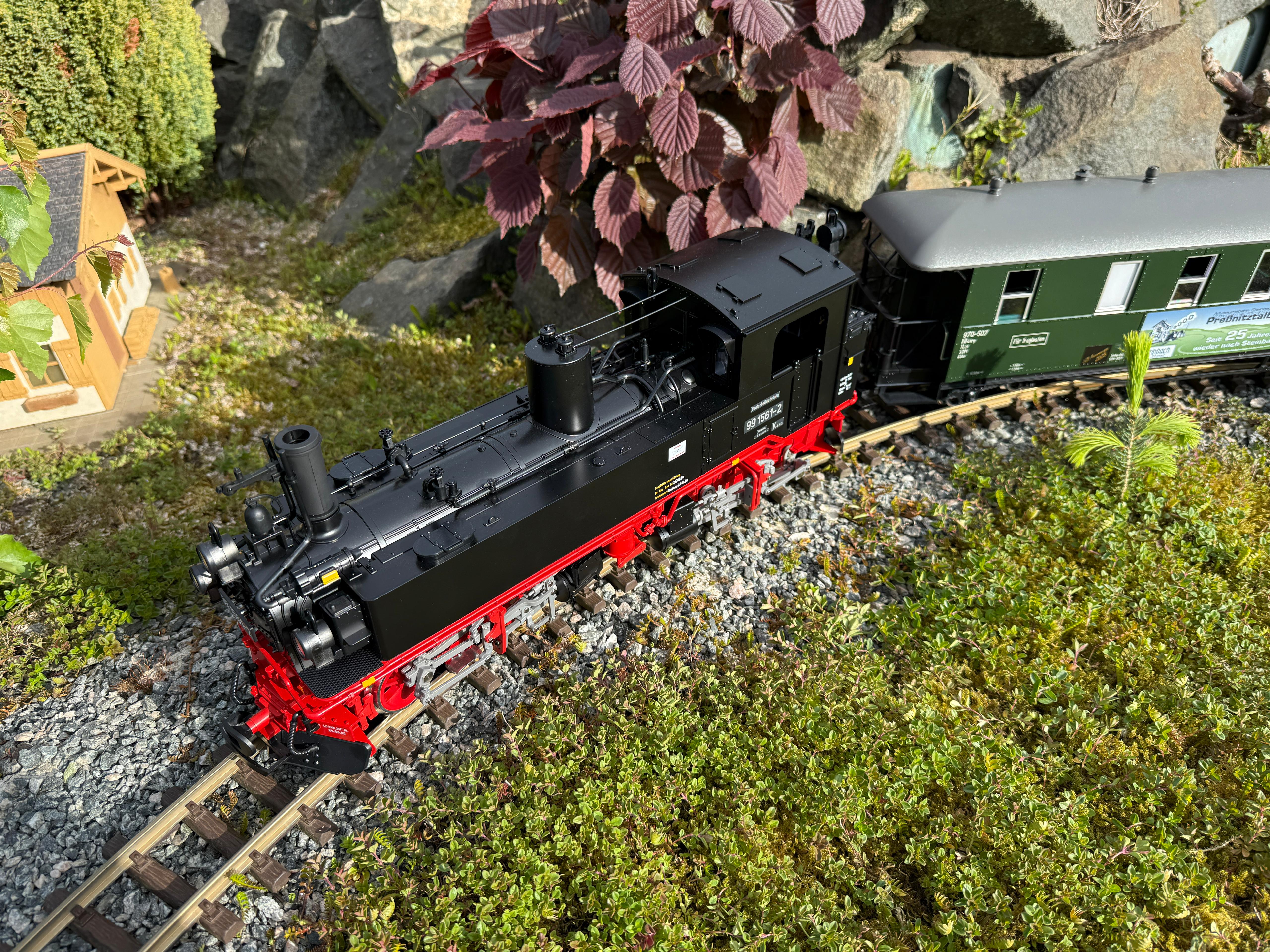 Neuheit 2025 von LGB: Art. Nr. 26847. Die Dampflok Typ IV K - Nr. 99 1561-2 macht auch in der Bogenkurve einen guten Eindruck.