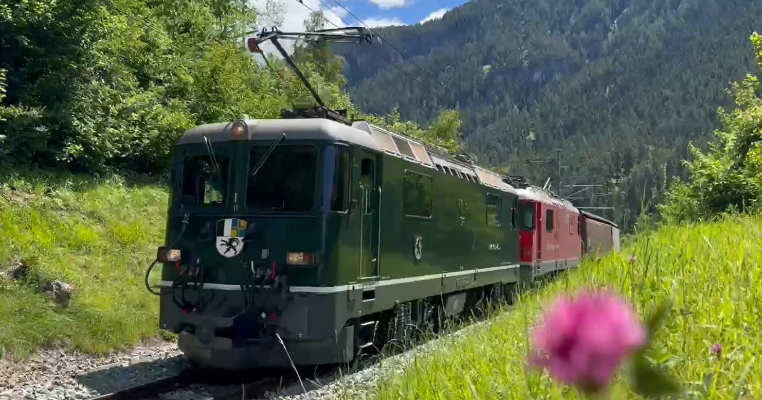 Die grüne RhB - Lok 611 „Landquart“ - m Jahr 1973 wurde die erste Serie der Ge 4/4 II 611-620 in grüner Farbgebung an die RhB abgeliefert. Ende der 1980er Jahre erhielten die Maschinen dann den heute bekannten roten Anstrich. Dank der Stiftung Grün und Chrom verkehrt die erste Maschine, die 611, seit letztem Jahr wieder in der grünen Farbgebung. Wir haben euch heute ein paar Impressionen der Grünen mitgebracht. Neben dem Glacier-Express ist die Lok auch oftmals an Güterzügen anzutreffen. Sichert euch gleich das neue Modell bei eurem Fachhändler oder online.