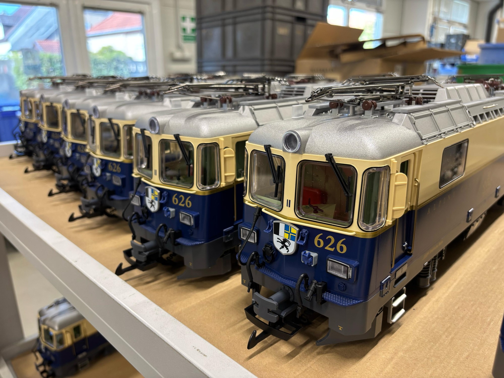 Fertig: Die Frontansicht der Ge 4/4 II Nr. 626 Alby Glatt - Modell von LGB Nr. 28448 - Modelle kurz vor dem "einpacken".