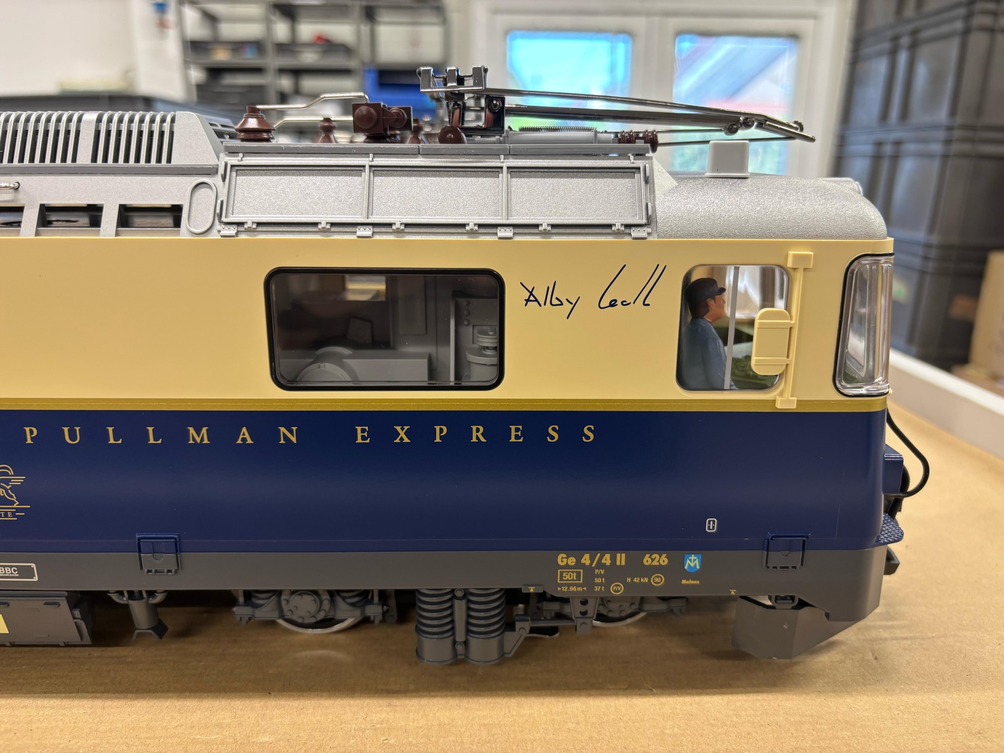 Die Ge 4/4 II Nr. 626 Alby Glatt - Modell von LGB Nr. 28448. Wie bereits weiter unten - am 22. März 2025 - berichtet bekommt auch das Modell den Schriftzug und das durchsichtige Fenster zum Maschinenraum mit neuer Kulisse.