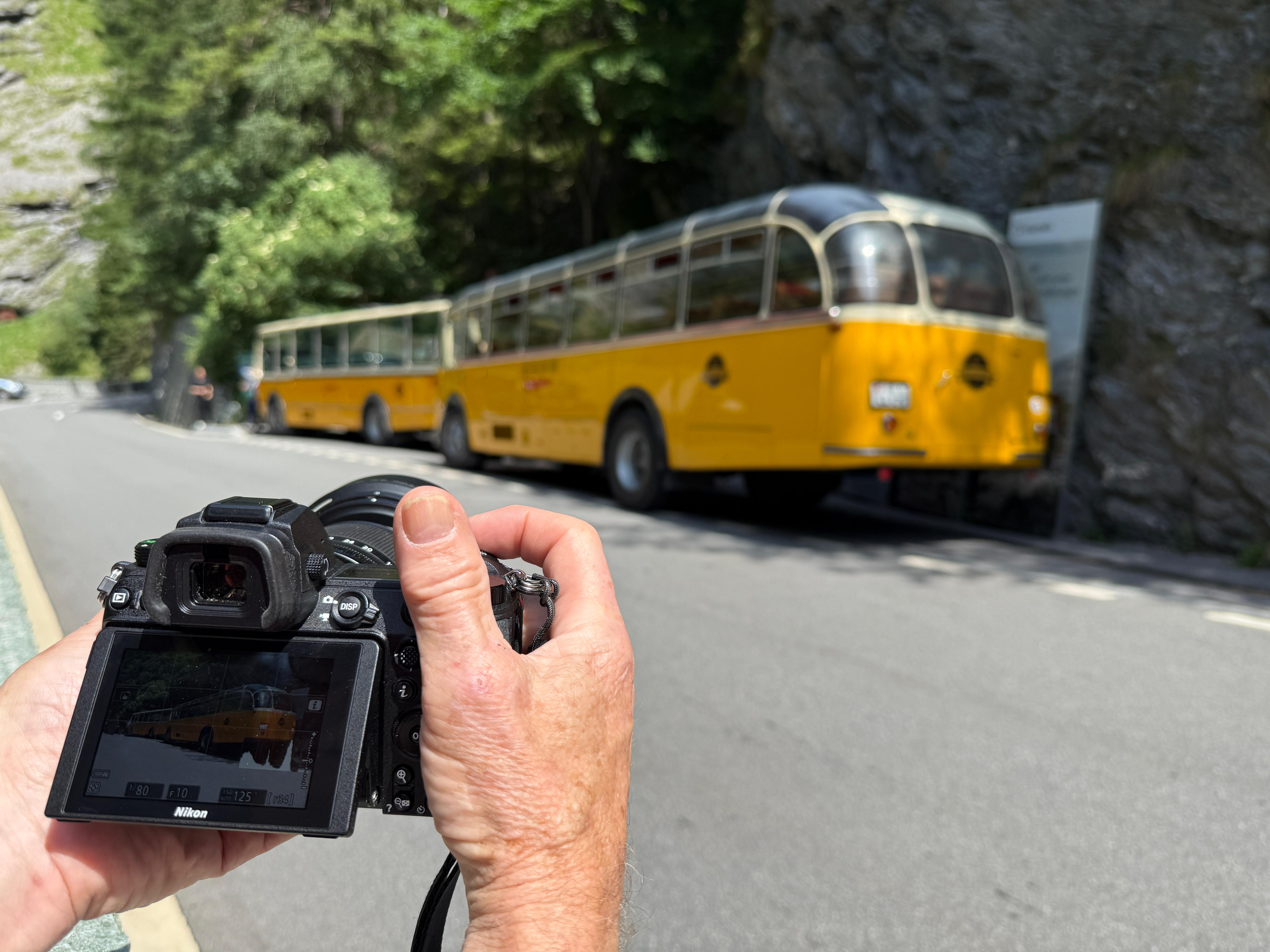 Ein beliebtes Fotomotiv auf der Reise: die gelben Oldtimer "Postautos".