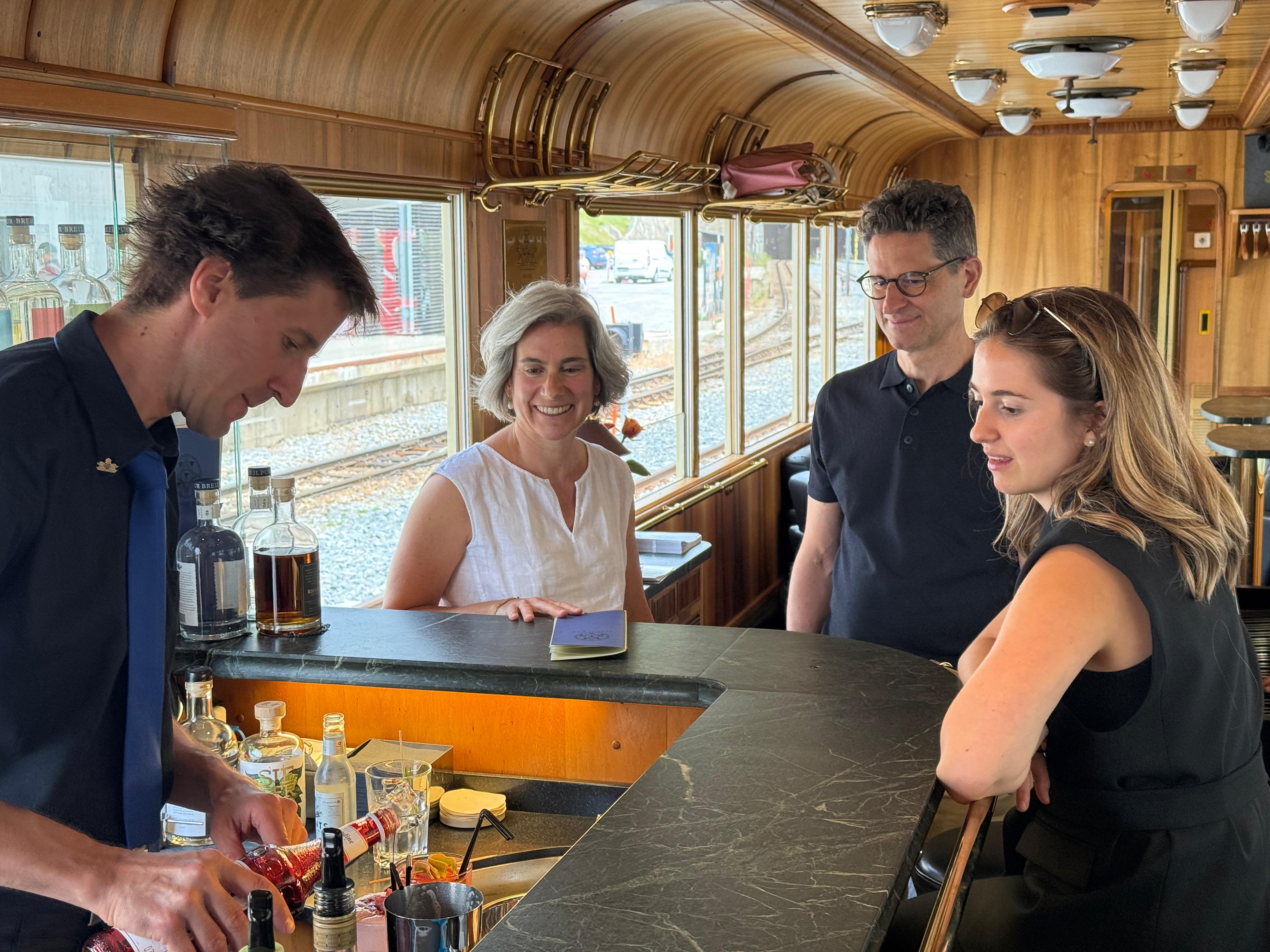 Der Barwagen fehlt noch als Modell von LGB. Hier eine Impression aus dem Barwagen des Alpine-Classic - Pullman Express.