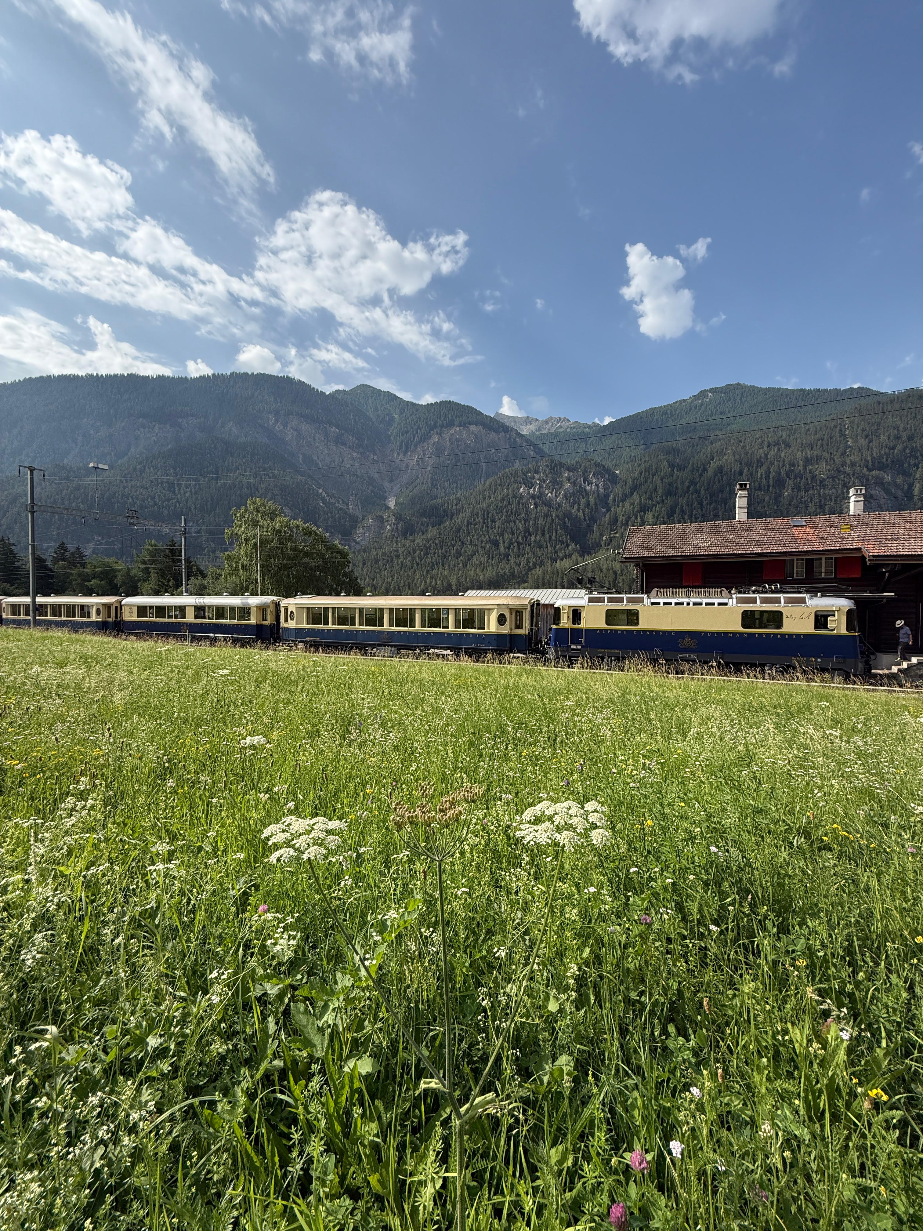 Der Alpine Classic - Pullman Express mit der Zuglok 611 - Ge 4/4 II "Alby Glatt" bei herrlichem Reisewetter. Der Zug kann nun nach Auslieferung des Gepäckwagens - Modell von LGB - komplett nachgestellt werden.