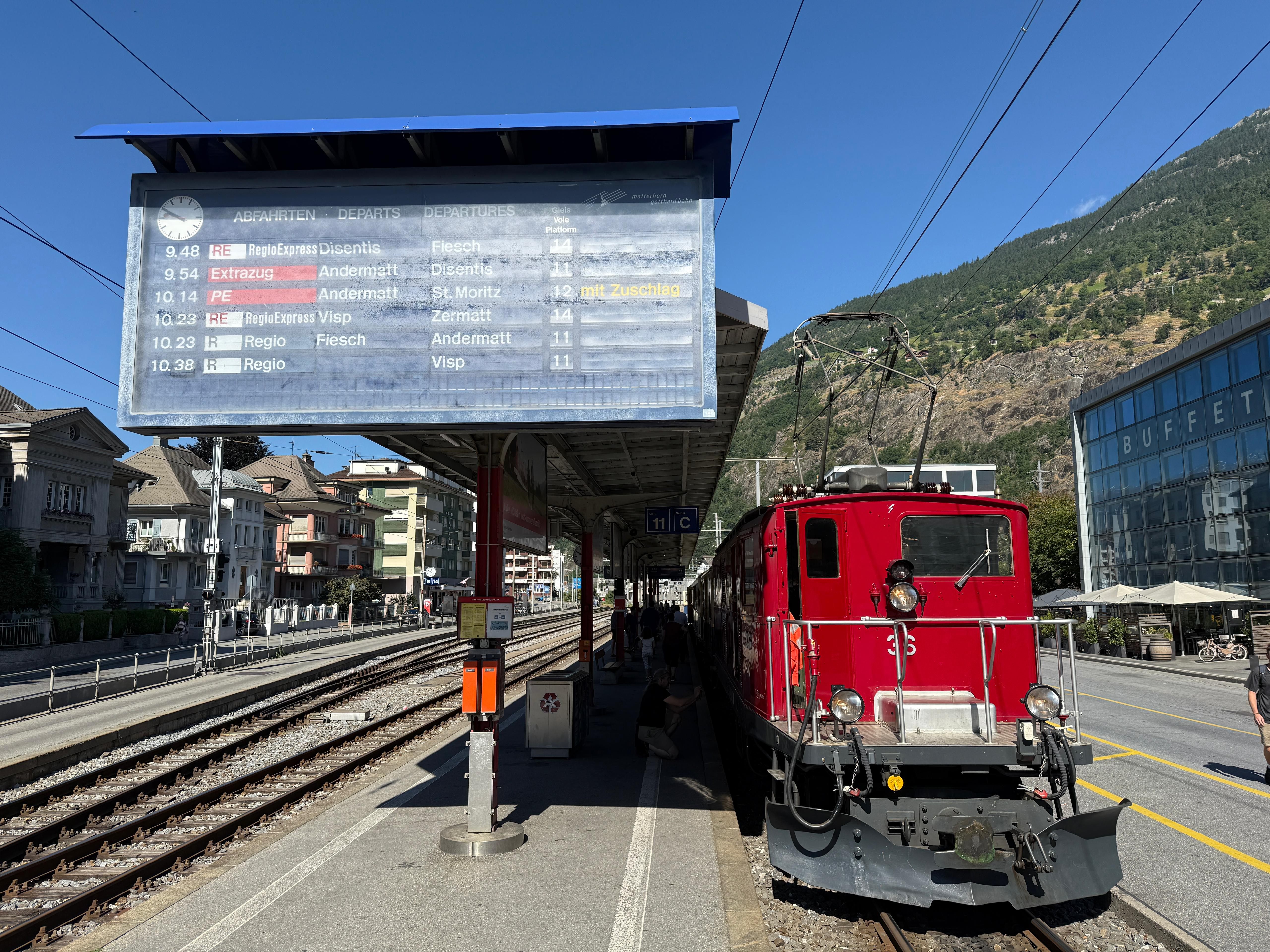 Besuch des Klosters in Andermatt und Übernachtung in Andermatt. Hier steht im Bahnhof bereits die Balkonlok HGe 4/4 I der Furka-Oberalp-Bahn (FO) Nr. 35 bereit um den Sonderzug nach Disentis zu ziehen.