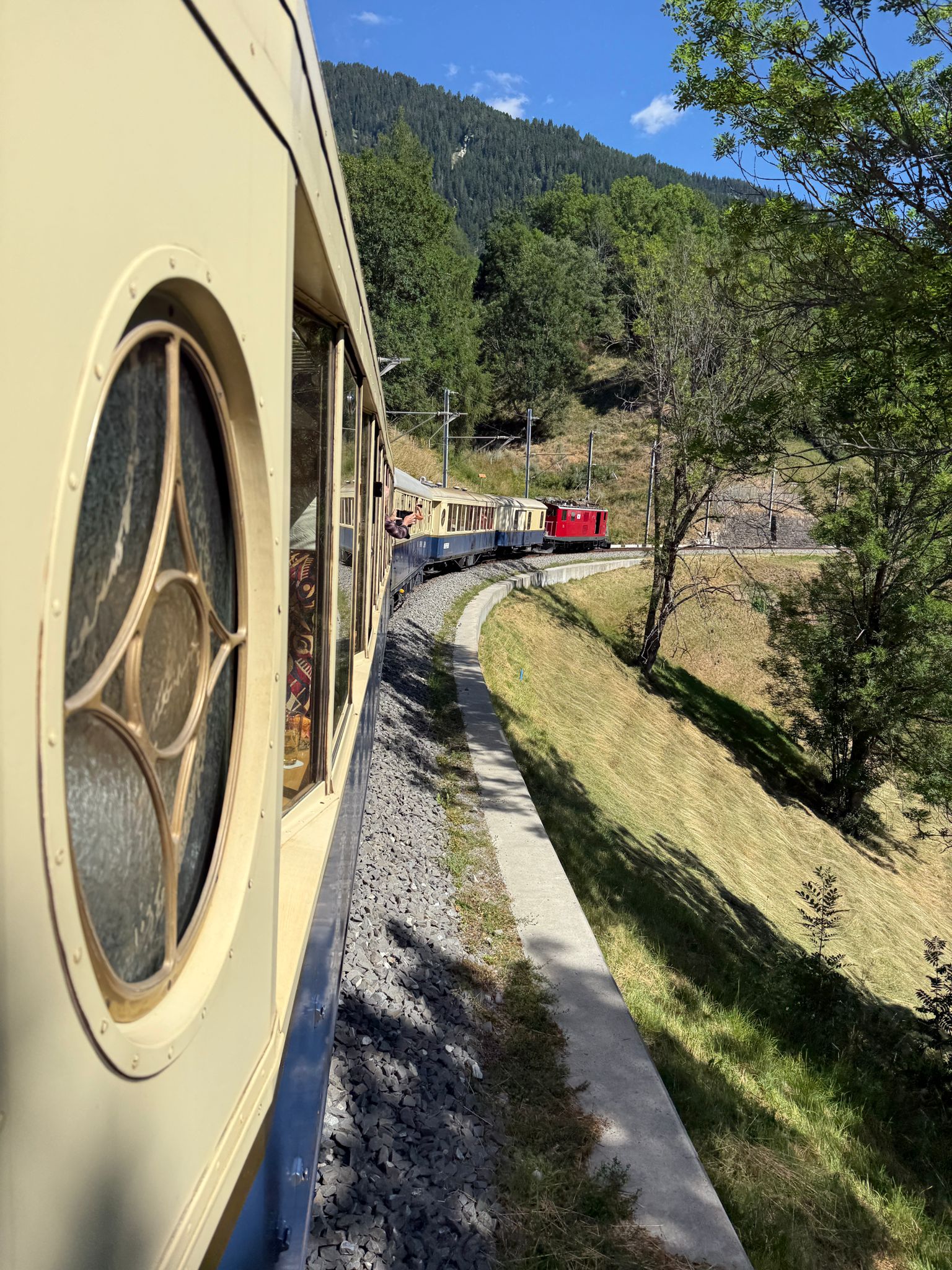 Fahrt mit dem Sonderzug Alpine Classic - Pullman Express, gezogen von der Balkonlok HGe 4/4 I der Furka-Oberalp-Bahn (FO) Nr. 35.