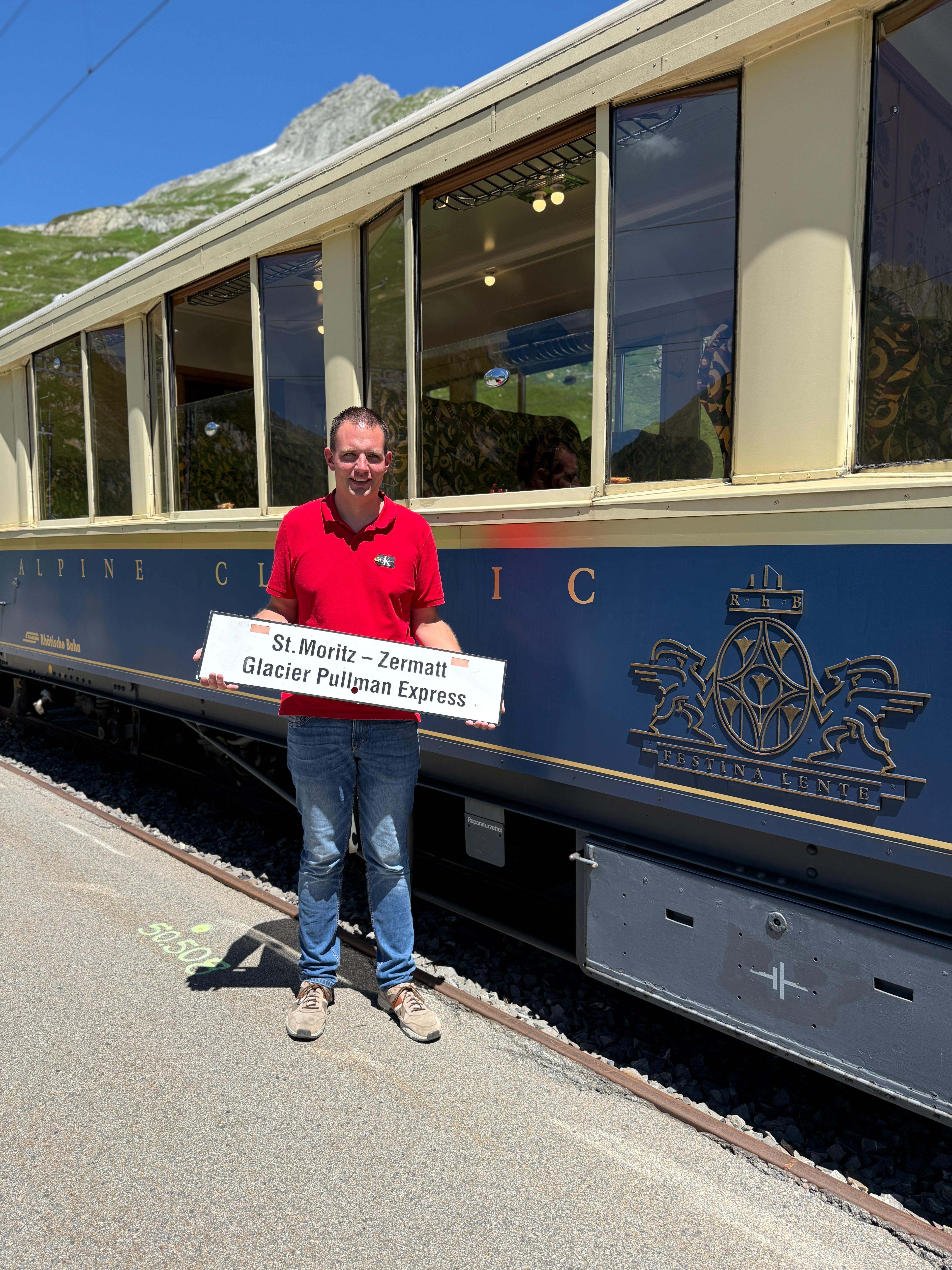 Hendrik Hauschild mit dem Zuglaufschild für diese einmalige Reise vor dem Alpine-Classic Pullman Express Salonwagen.