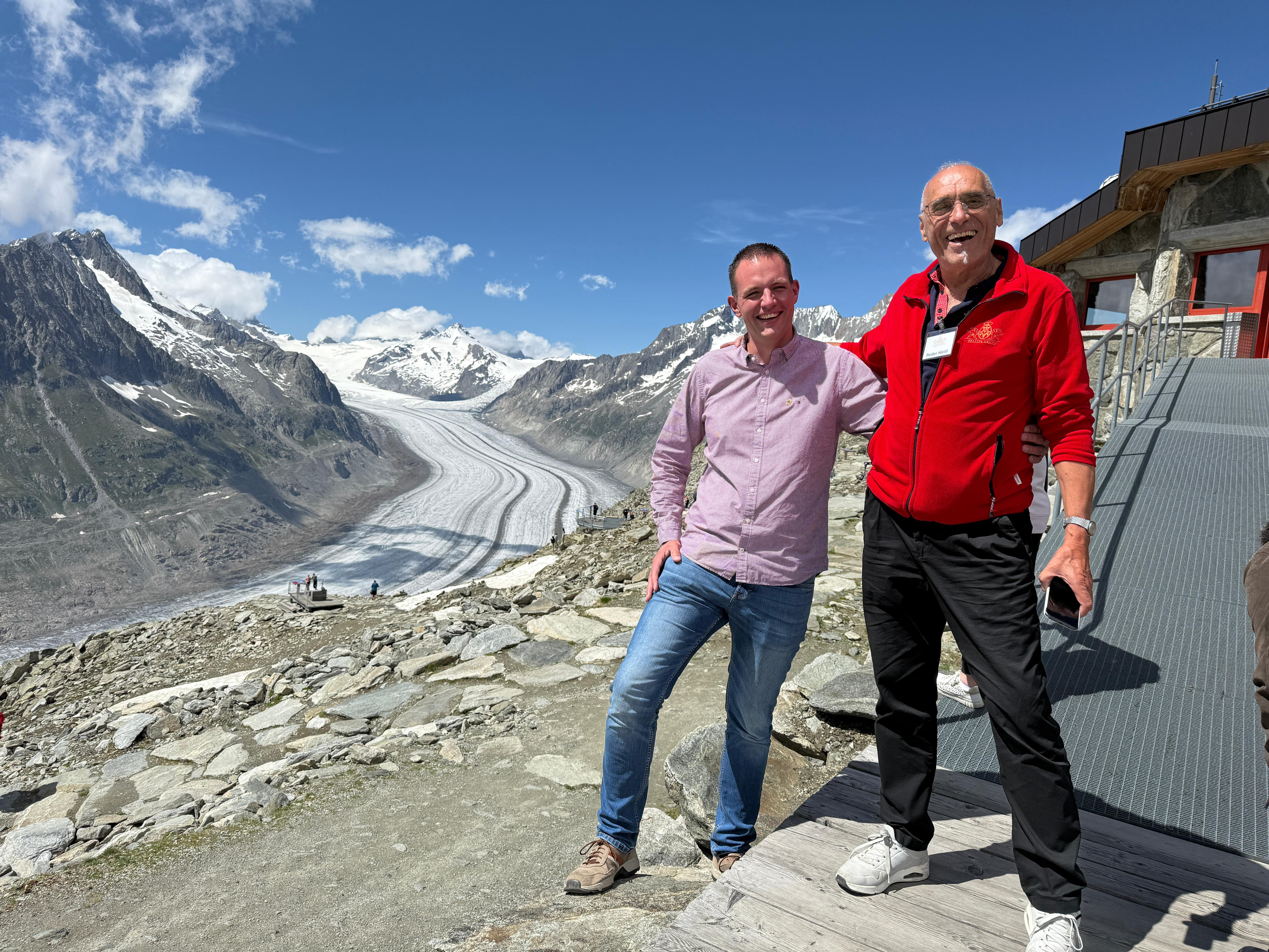 Besuch des Aletschgletschers mit der Luftseilbahn. Im Bild Hendrik Hauschild (link) und Peiter Härtli vom Pullman Club vor dem Aletschgleschter.