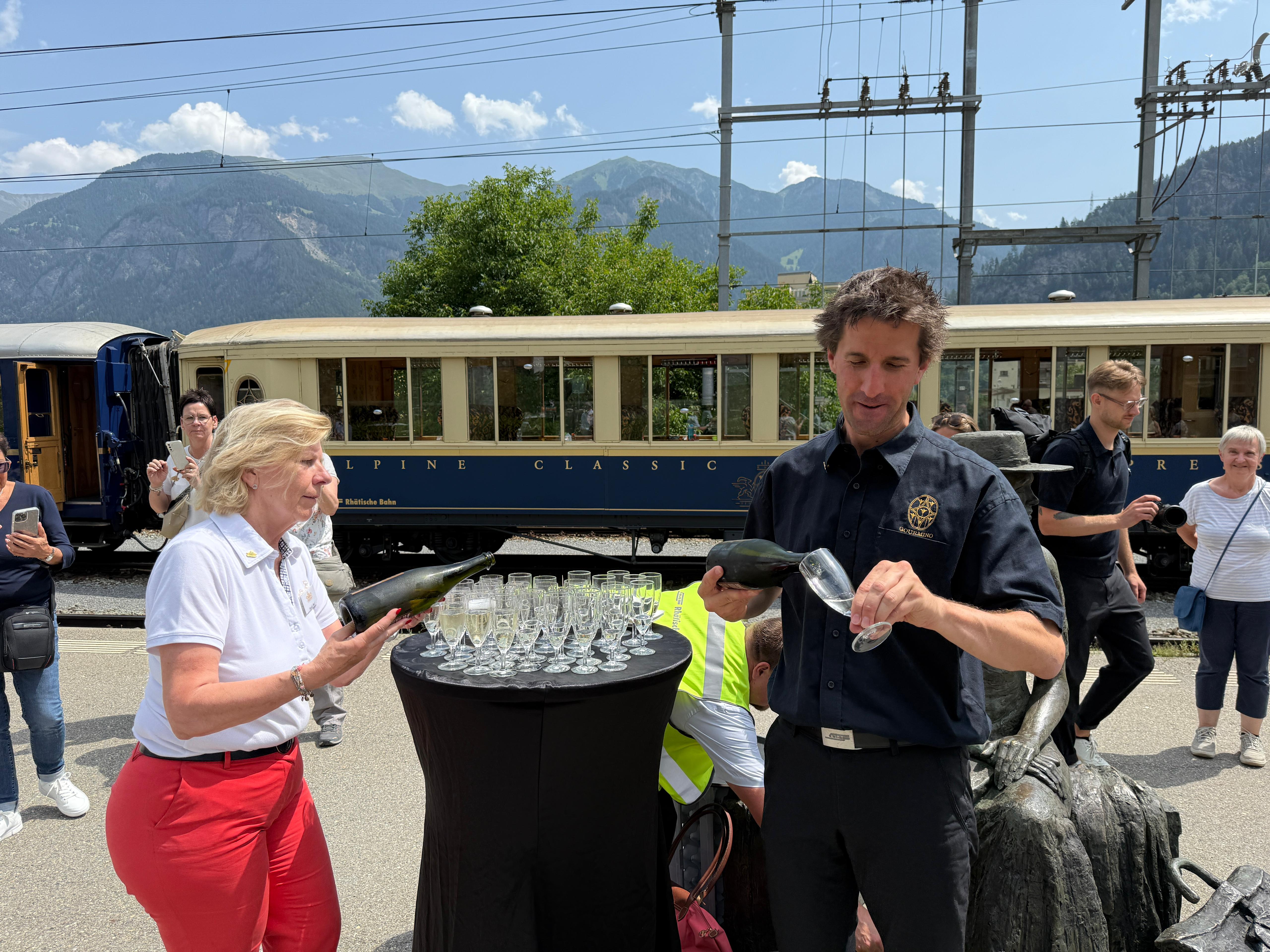 Eine kleine Stärkung gab es im Bahnhof Thusis für die Reisegäste.
