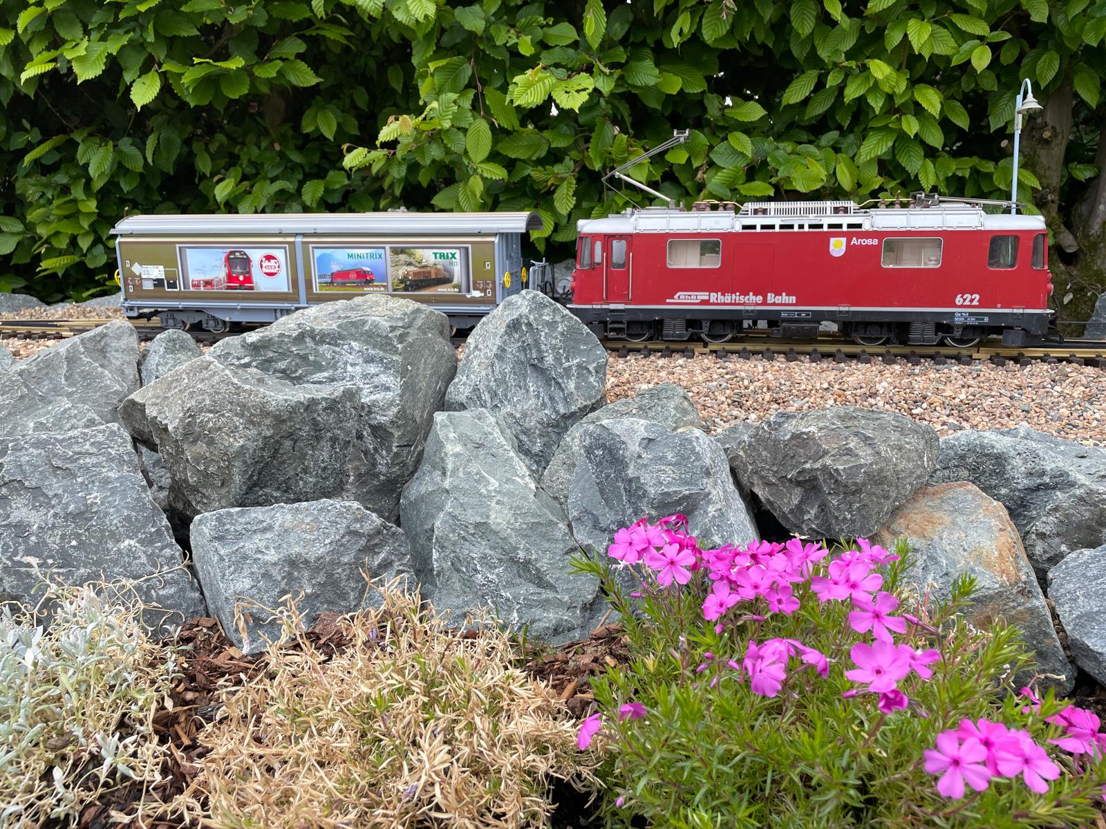 Macht auf der Gartenbahn einen sehr guten Eindruck: Haik-v 5130 - LGB Art. Nr. 48576 - Schiebewandwagen mit Eigenwerbung von LGB, Märklin und Trix.