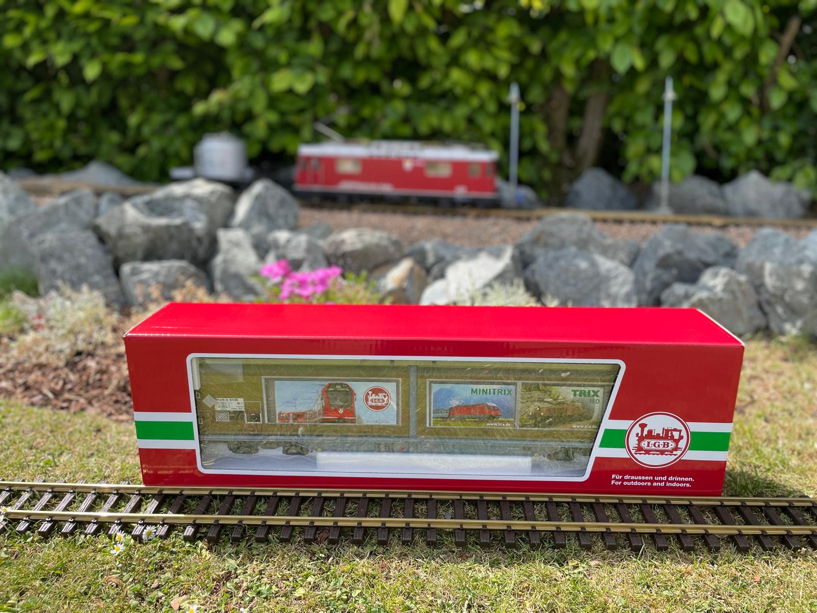 An den Fachhandel und die Endkunden ausgeliefert: Haik-v 5130 - LGB Art. Nr. 48576 - Schiebewandwagen mit Eigenwerbung von LGB, Märklin und Trix.