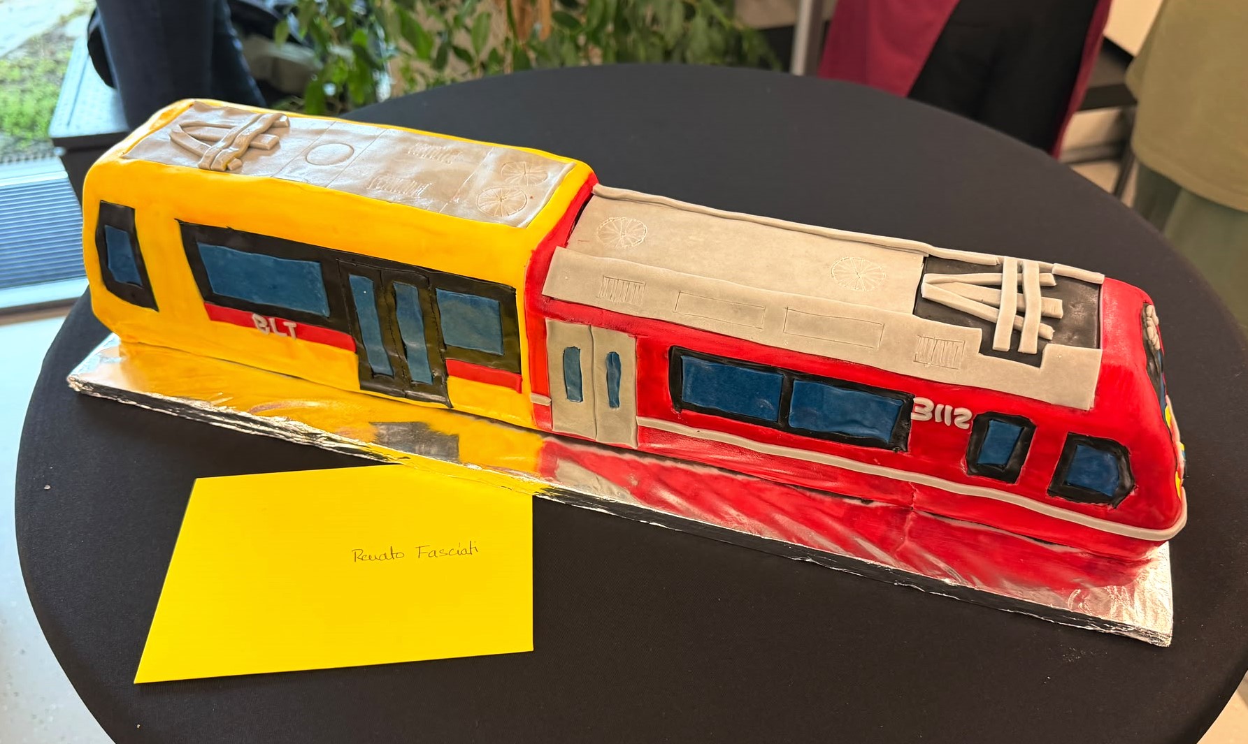Einen Kuchen in Form zweier Zugk�pfe bekam Dr. Renato Fasciati f�r 10 Jahre Direktor der RhB. Seit 11. Juni 2016 ist er Direktor der RhB. 