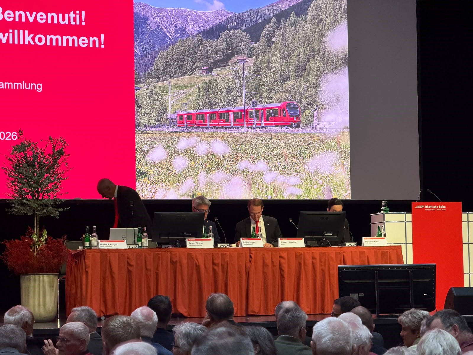 2025 nutzten insgesamt 17,1 Millionen Fahrg�ste die Z�ge der RhB (Vorjahr 15,8 Mio). Mehr als 760 000 davon (Vorjahr gut 700 000) reisten mit den Paradez�gen Bernina Express und Glacier Express, was f�r beide ein neuer Rekord bedeutet. Der Autoverlad Vereina verzeichnete mit 543 000 transportierten Fahrzeugen (Vorjahr 560 000) das zweitbeste Jahr seit Bestehen. Die Finanzzahlen 2025 wurden von der neuen RhB-Finanzchefin Manuela Hutter pr�sentiert. Erfreulich war auch die Entwicklung der P�nktlichkeit. Trotz der teils erschwerten Ausgangslage mit mehrheitlich einspurigem Streckennetz, grosser Baut�tigkeit und hohem Fahrgastaufkommen, konnte die P�nktlichkeit von 86.7% im Vorjahr auf 91.5% im Jahr 2025 verbessert werden. 