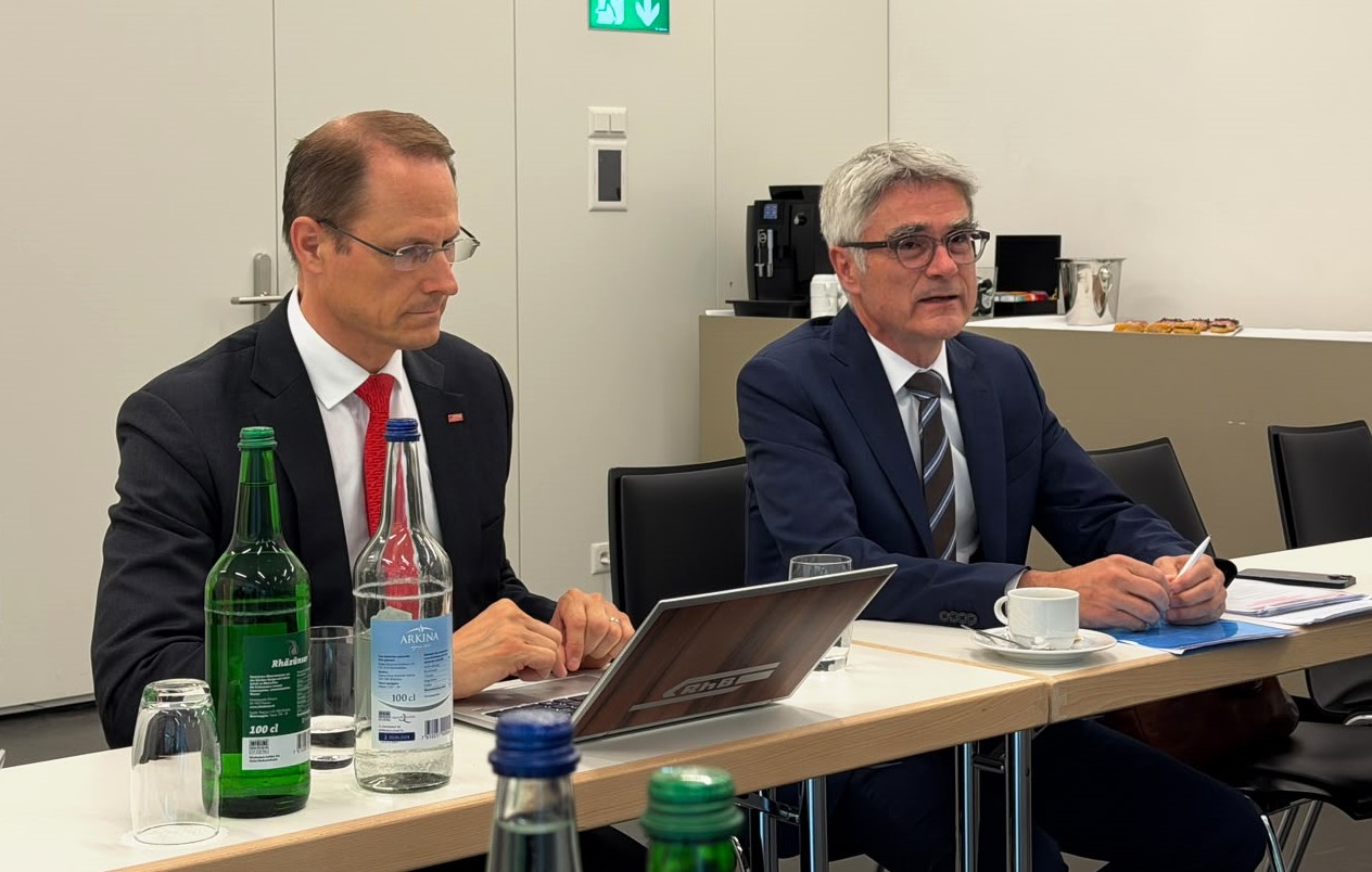 Verwaltungsratspr�sident Dr. Mario Cavigelli (rechts im Bild) und Direktor Dr. Renato Fasciati (links im Bild) konnten viel Positives berichten an der 138. Generalversammlung der RhB in Davos. 