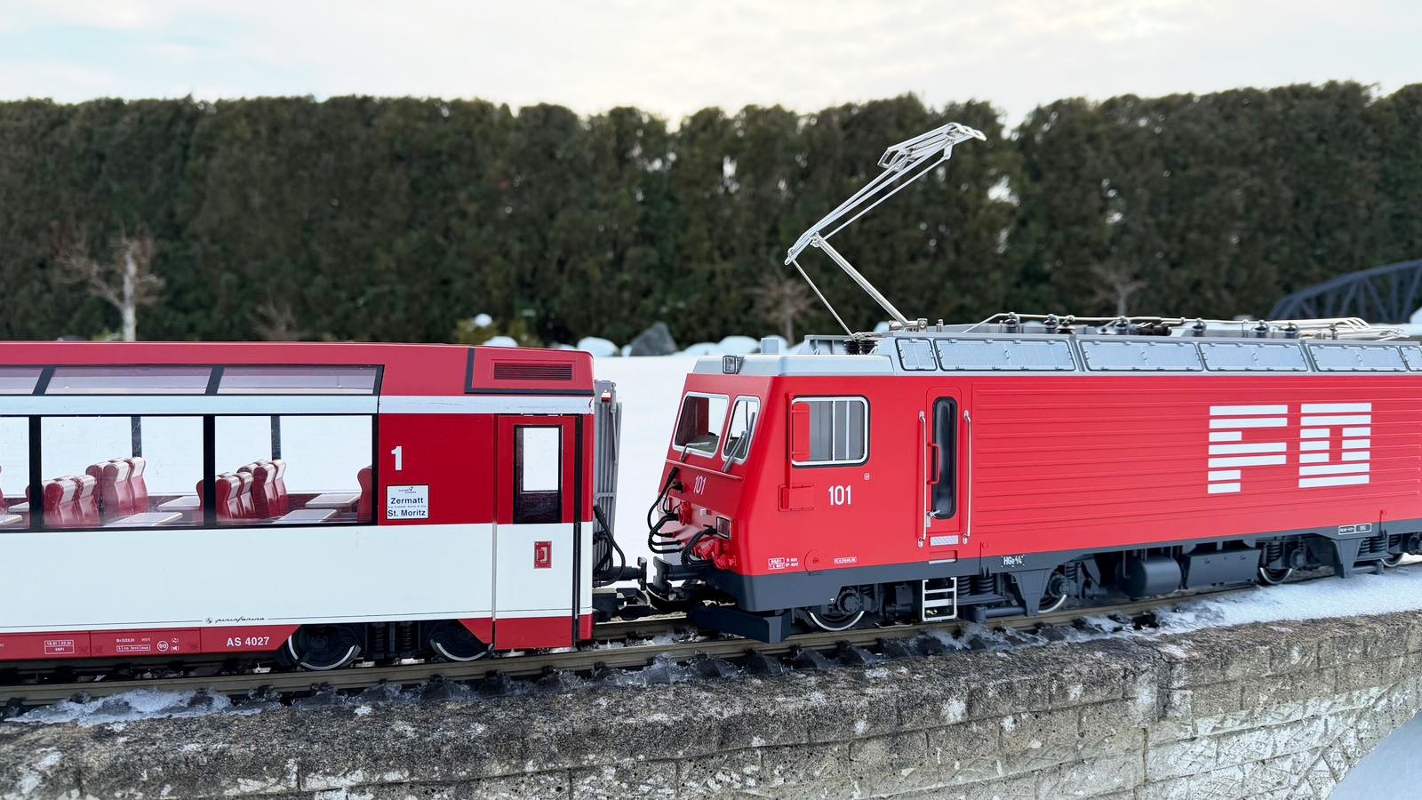 Ausgepackt und im Einsatz: HGe 4/4 II der FO Nr. 101 - Art. Nr. 23103 von LGB - Herbstneuheit 2025. Hier mit dem Glacier Express Zug von St. Moritz nach Chur am Haken. 