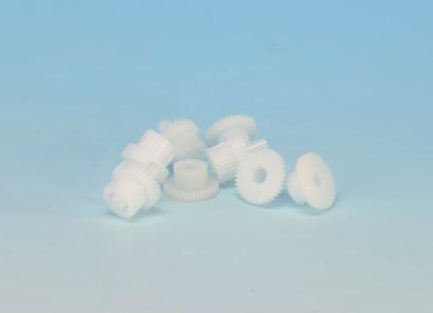 90002 Zahnradsatz für LGB Ge 4/4 II + III , Zahnradsatz für LGB Ge 4/4 II + III mit 4 Achszahnrädern und 4 Zwischenzahnrädern. Mit diesem Zahnradsatz wird die Untersetzung etwas vergrößert. Dies bedeutet mehr Zugkraft, weniger Stromverbrauch und bessere Langsamfahreigenschaften. Es werden nur die Zahnräder getauscht – keine Fräsarbeiten nötig