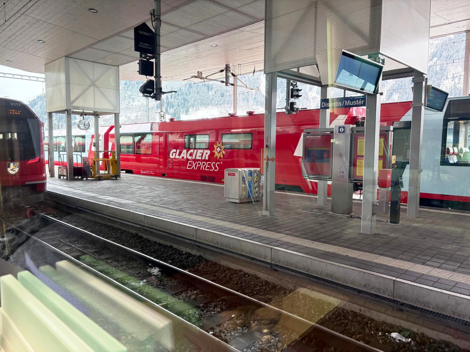 Umsetzen des Glacier Express im Bahnhof Disentis/Muster. Vorspann Zahnradlok der F0. 