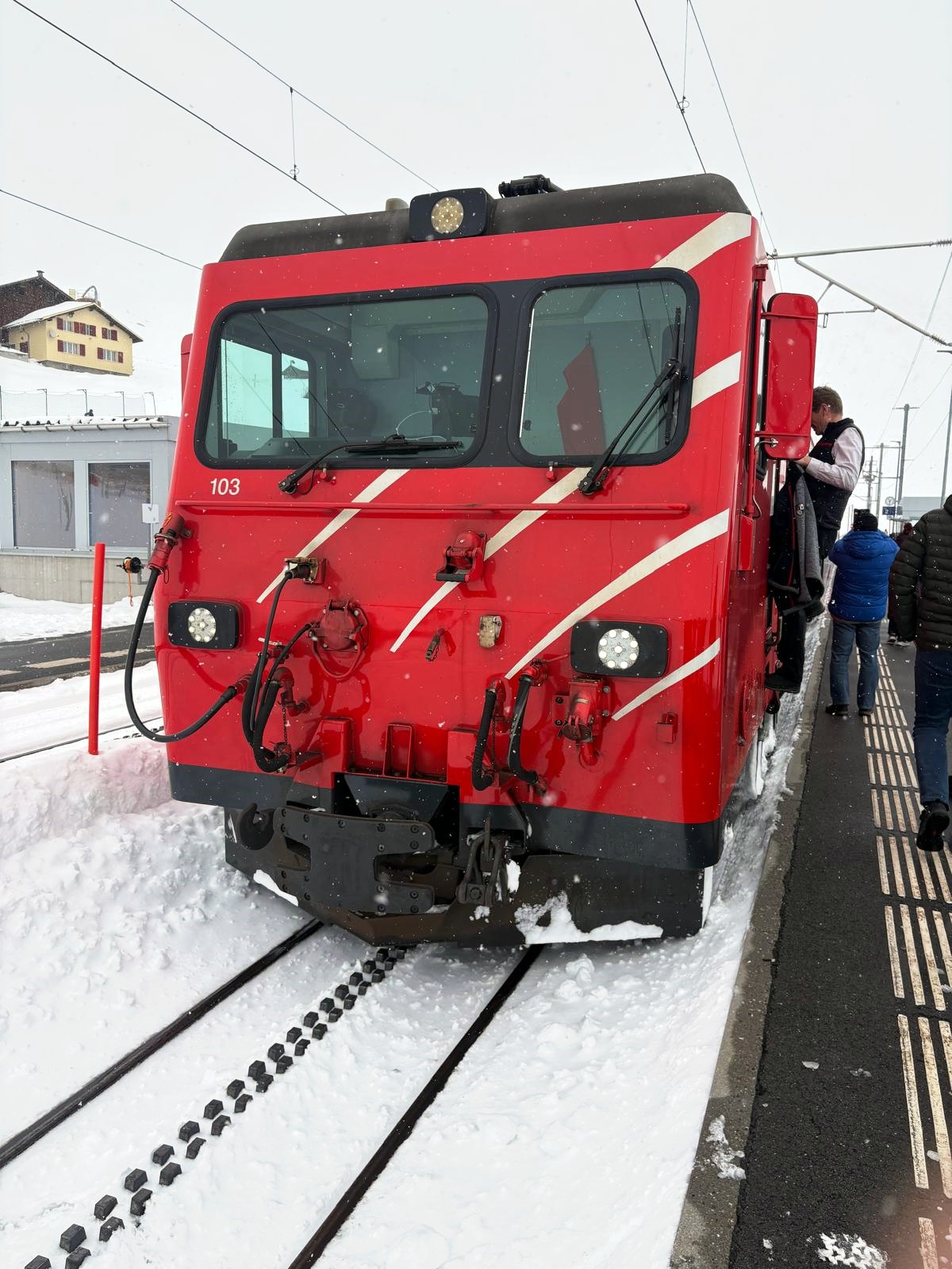 Ankunft in Zermatt. "Schneebedeckte" Strecke am Zielort. Hier die HGe 4/4 II Nr. 103 bereits mit den modernen LED Scheinwerfern ausger�stet. Gut zu erkennen die ehemalige Einfassung der eckigen Scheinwerfer. 