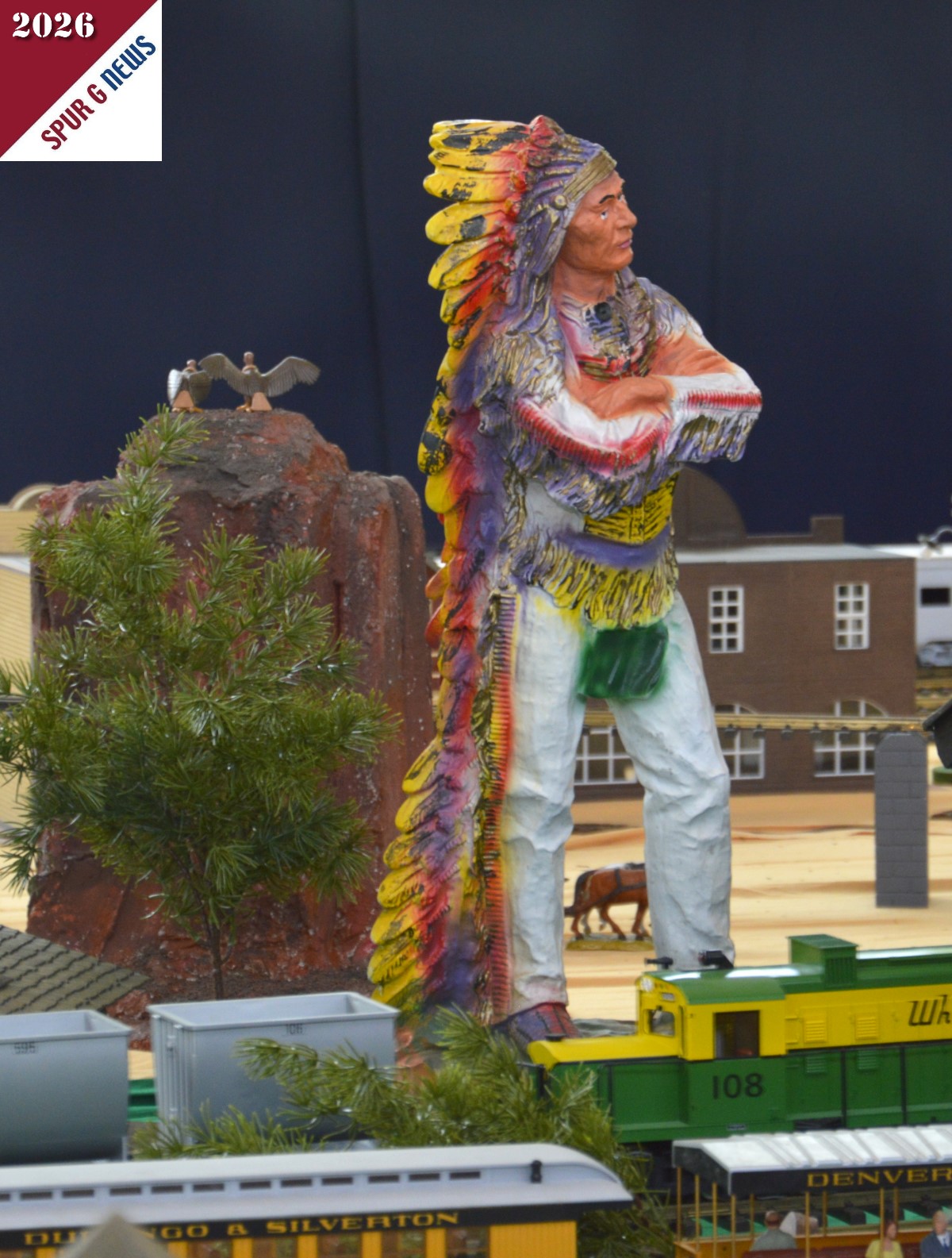 Der Indianer in der Mitte der Anlage sieht zum Eingang der Mehrzweckhalle in der Heubischer Straße 30, Neustadt bei Coburg.