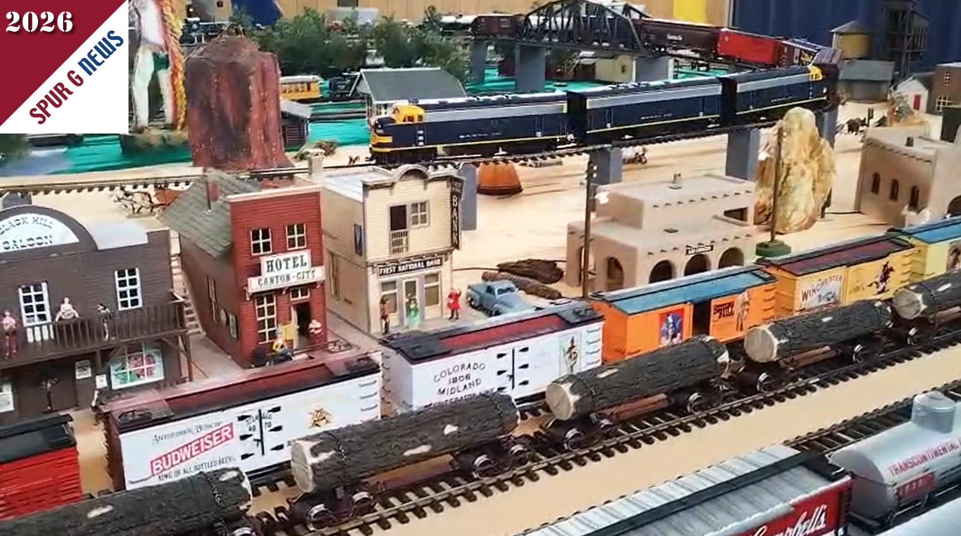 Die dreifach Kombination A-B-A Units eines Santa Fe Dieselzuges zieht über die Brücke in den "West"-Teil der Anlage einige Güterwagen. Auch hier sagt die kurze Filmaufnahme viel aus.