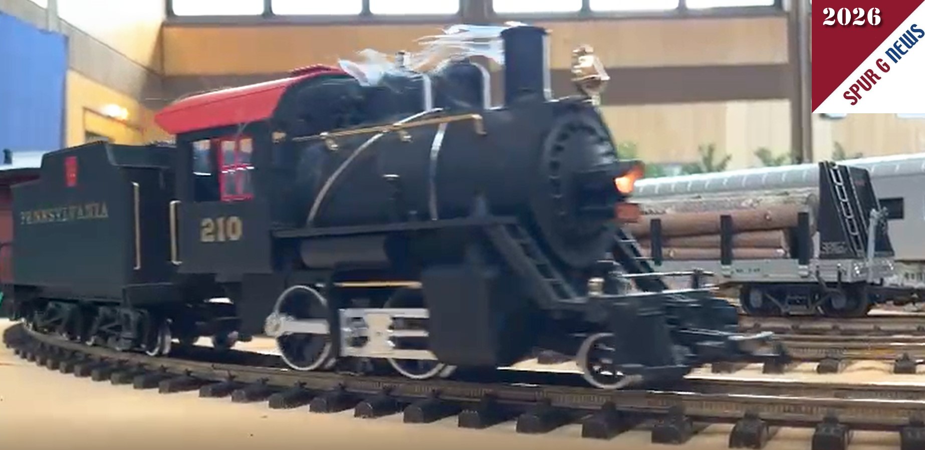 US Dampflok 210 mit Güterwagen auf der Anlage. Zum Schluß kommt noch eine Besonderheit. Hierüber berichten wir in unserem Spur G Magazin Nr. 35 im Juni 2026.