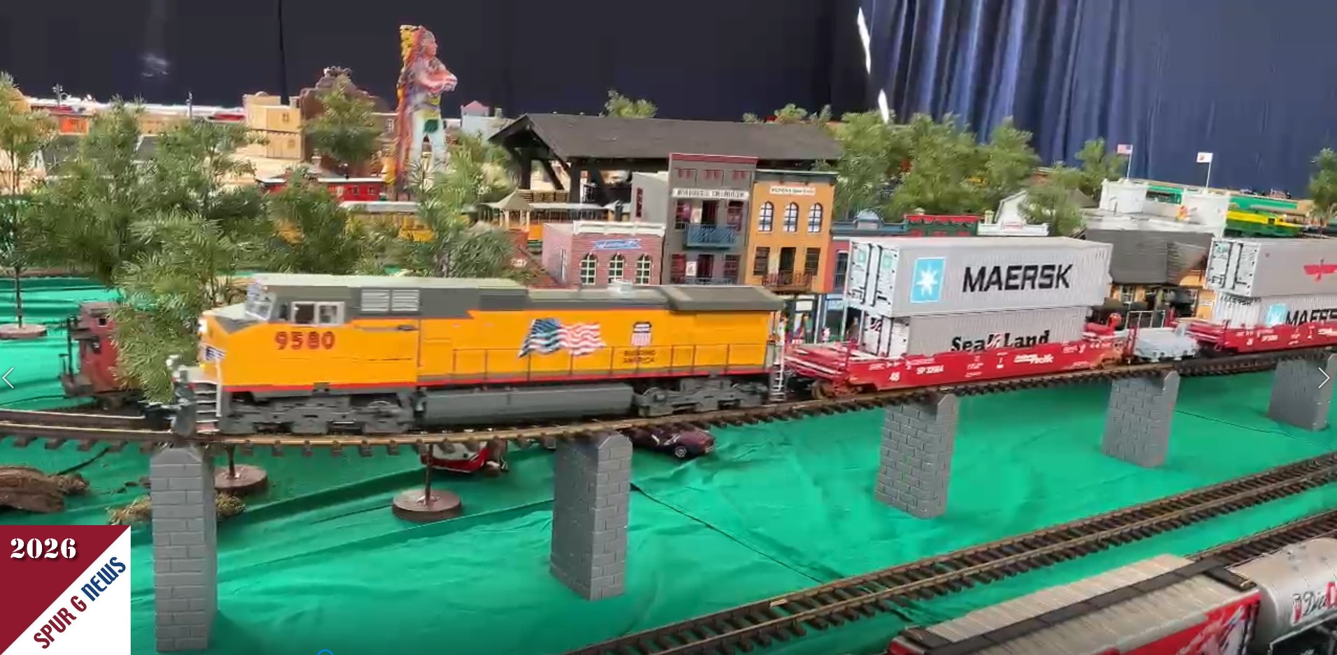 Lange Züge mit viel Gütern sind in Amerika wie auch auf der Gartenbahnanlage der Sonderausstellung zu sehen. Hier zieht eine Dash 9 Diesellok der Bahngesellschaft Union Pacific einen langen Containerzug die Auffahrt in den "West"-Teil der Anlage. Genießen Sie den Kurzfilm.
