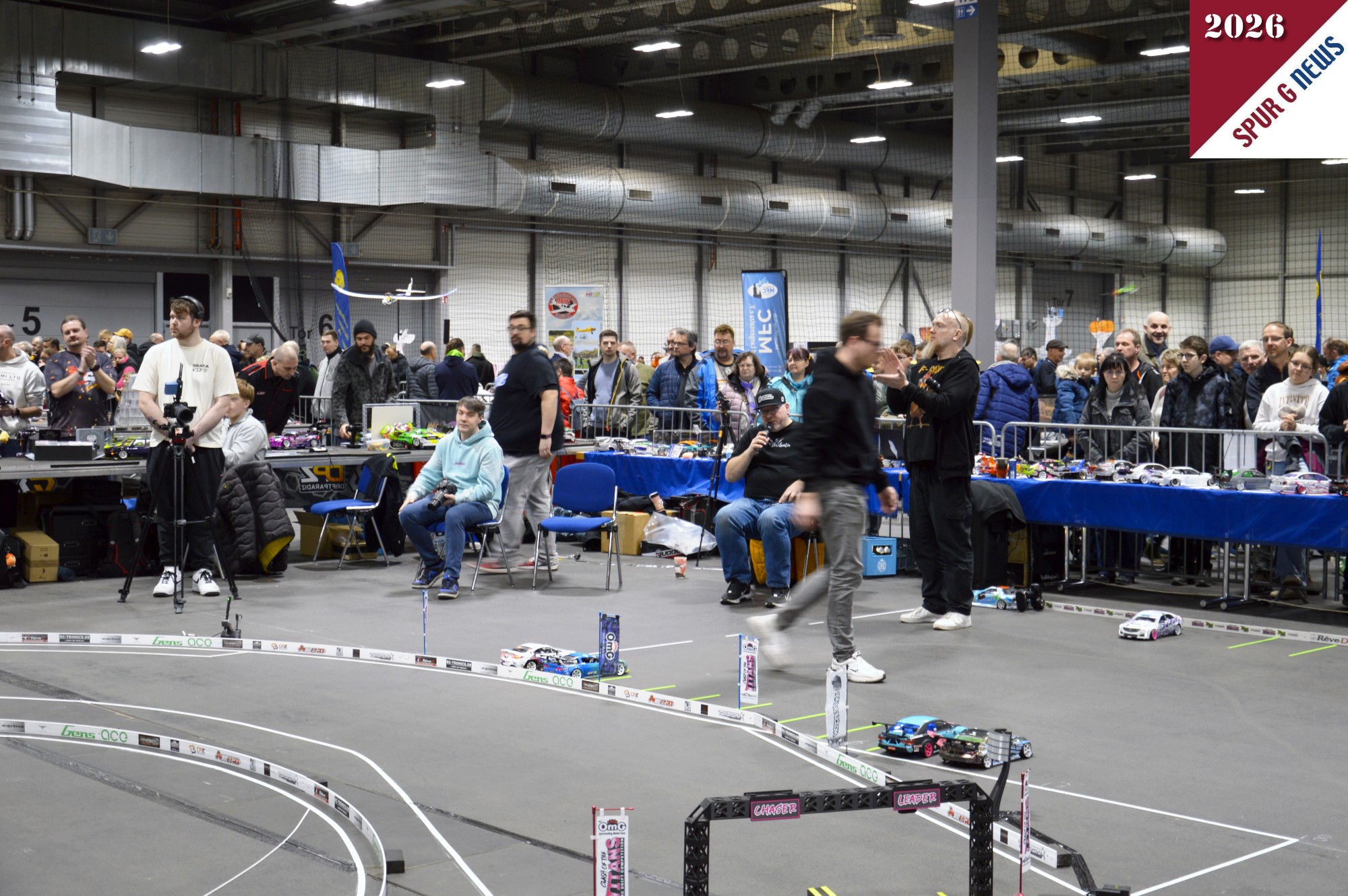 Dicht umringt war der Racetrack der Automodell in Halle 2 neben dem Flugfeld. Hier ging es um Schnelligkeit, Zuverl�ssigkeit und Rundenzeiten. Ebenfalls gabe es in der Halle 2 sehr viele Automodelle, LKW Sattelz�ge, Schaufelllader und Bagger zum kaufen. Angebote von 20 - �ber 2.000 EUR waren hier sehr begehrt. Wer einen Hubschrauber erwerben wollte, konnte im Flugfeld diesen auch testen. 