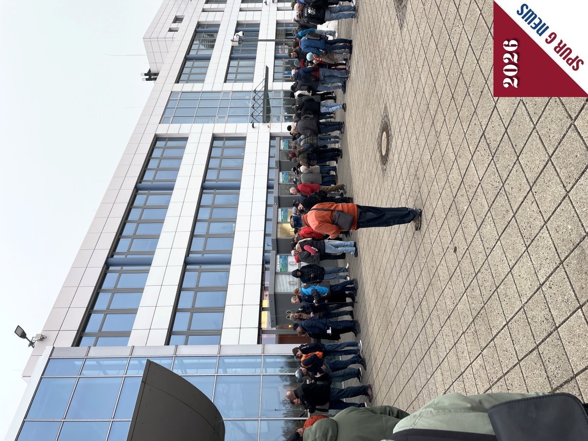 Die Menschenansammlungen auf der rechten Seite holten sich die Ticket f�r den Eintritt ab. Tageskarte: 13,00 EUR (f�r Schwerbehinderte und Rentner, Azubis und Sch�ler - gegen Ausweis nur 9,00 EUR). Familienticket 40,00 EUR (bis 2 Erwachsene + max. 4 Kinder ab 6 Jahren. Kinde bis 6 Jahre haben freien Eintritt. Ticket ist auch eine Fahrkarte f�r die EVAG Linien im Stadtgebiet Erfurt. Wer danach noch in die Stadt wollte, kann kostenfrei die Tram oder den Bus nutzen. Ein Feierabendticket kostet 8 EUR - ab 16:00 Uhr. Somit kostet der Besuch dann 21 EUR mit Parktiket oder als Familie 48 EUR. 