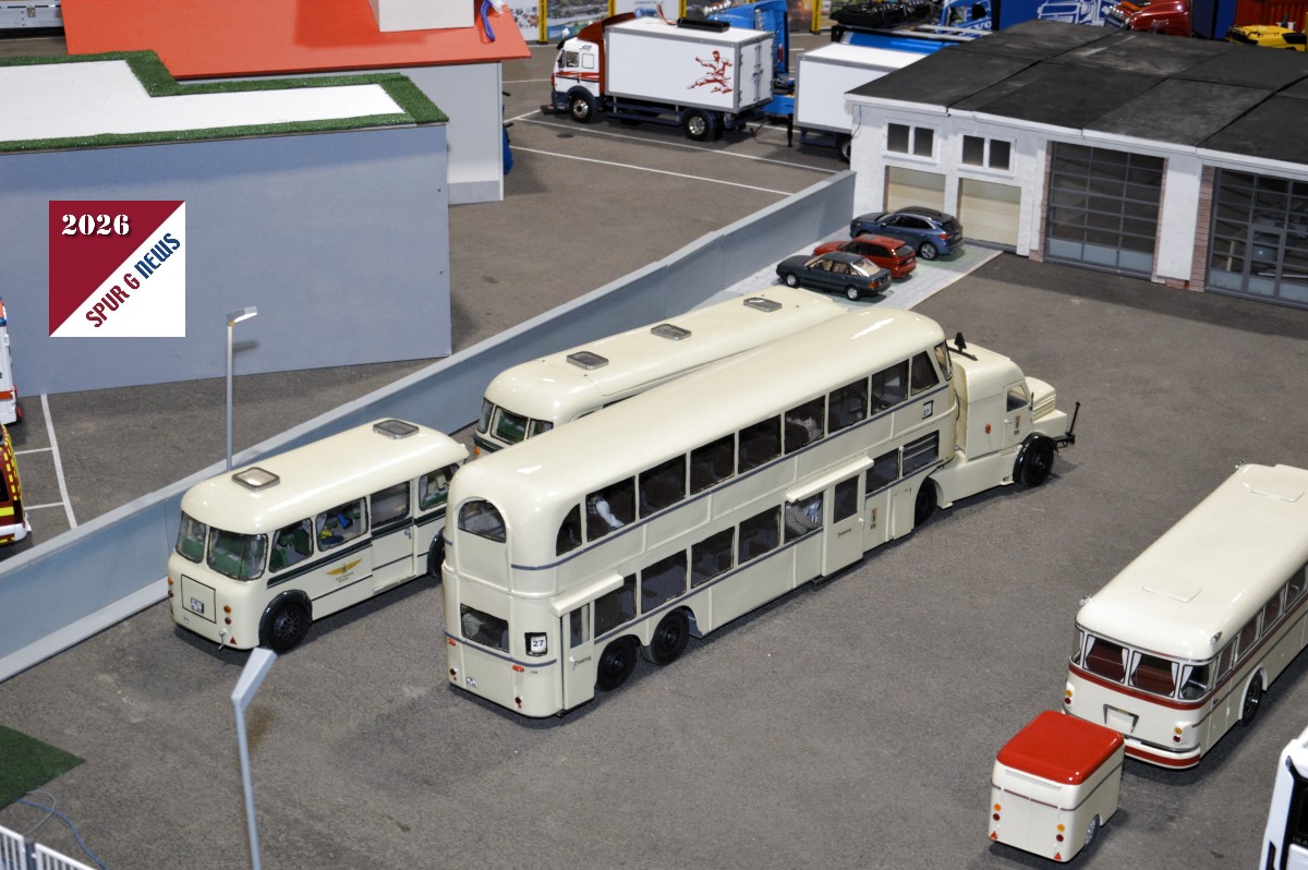 Auf der Anlage der Modelltrucker waren Busse zu sehen, die aus der guten alten Zeit des Reisens oder des Stadtverkehrs stammen. Besonders angetan hat es mir der Doppelstock-"Bus" mit der LKW Zugmaschine. Bei Google bin ich auf eine Seite gesto�en die den DoSa S6 aus den f�nzger/sechzger Jahren beschreibt. Diese Busse sind in Berlin im Stadtverkehr zwischen K�penick und M�ggelheim verkehrten. Es gab 8 Ausf�hrungen dieses 15 Meter langen Gef�hrts. Der Reisebus mit Anh�nger auf der rechten Seite ist ebenfalls ein Schmuckst�ck. Schon alleine die Vorh�nge an der Heckfront sind Nostalgie pur. 