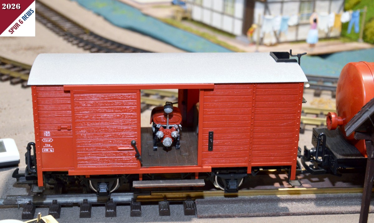 Der G�terwagen der DR mit Bremsersitz wurde als Feuerl�schwagen umgebaut und erhielt eine rote "Feuerwehrfarbe". Zwischen den T�ren ist eine Motorspritze eingebaut. Auch hier zeigt sich die Liebe zum Detail. 